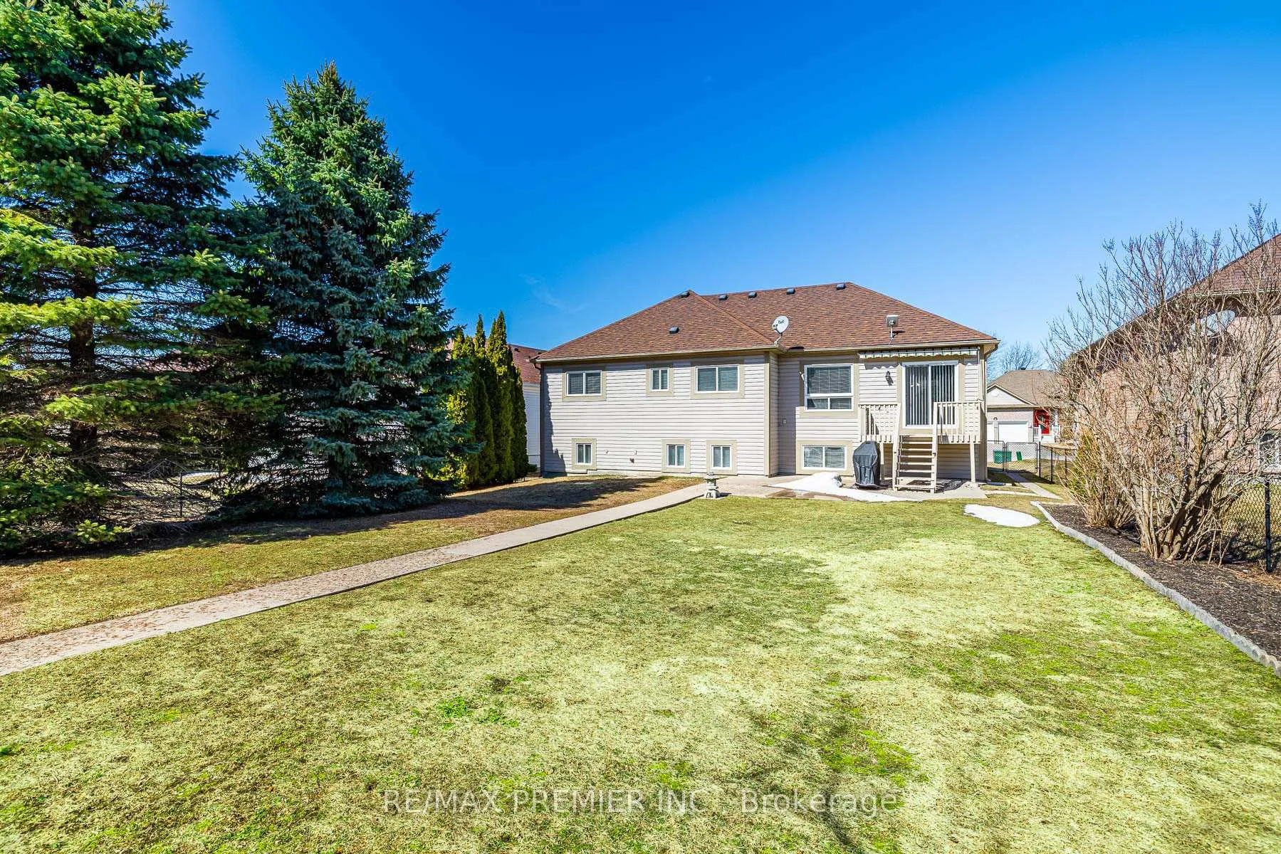 Photo 6 of 20 Cranberry Heights, Wasaga Beach — HOMEH