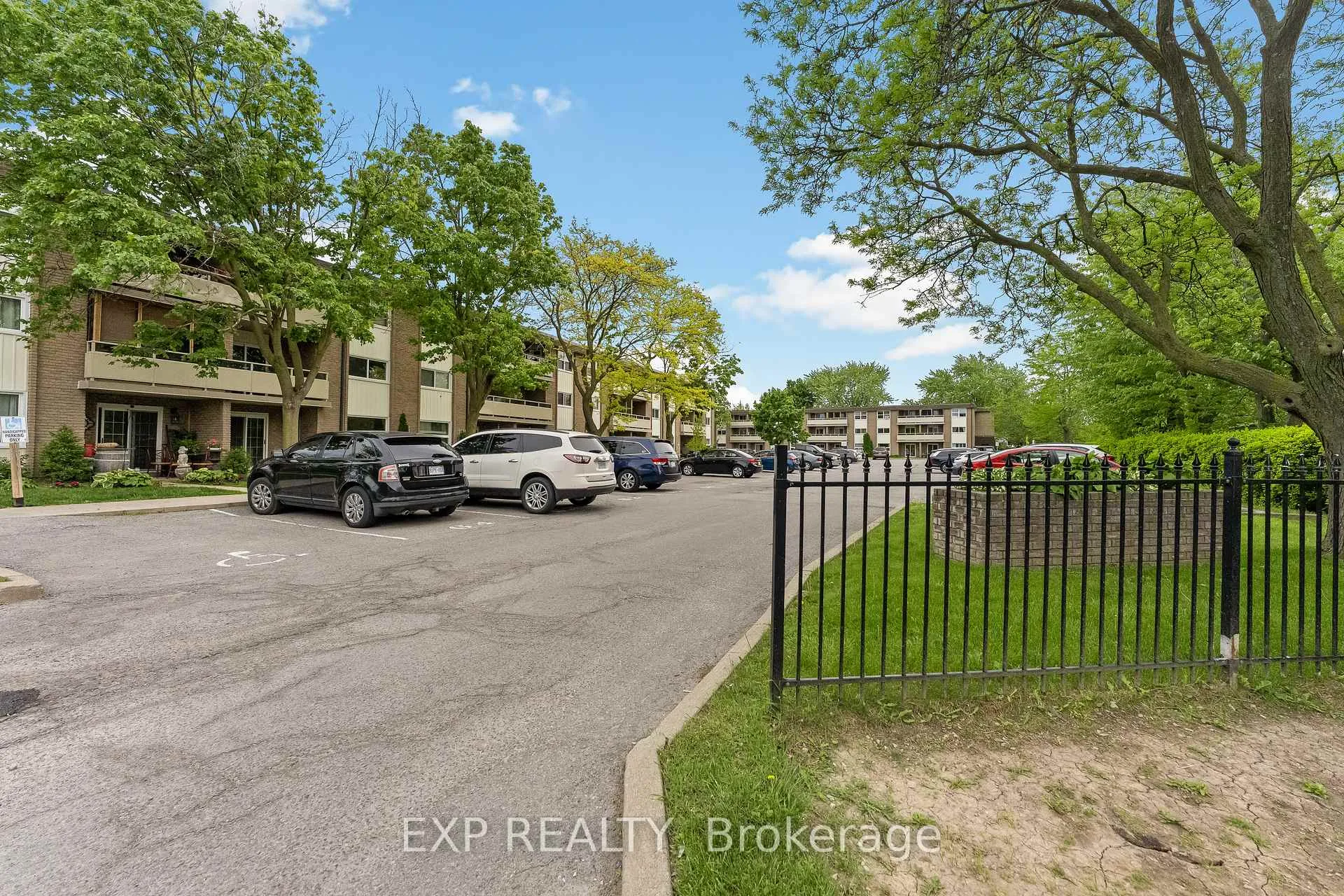 Photo 3 of Unit 406, 41 Rykert Street, St. Catharines, Western Hill — HOMEH