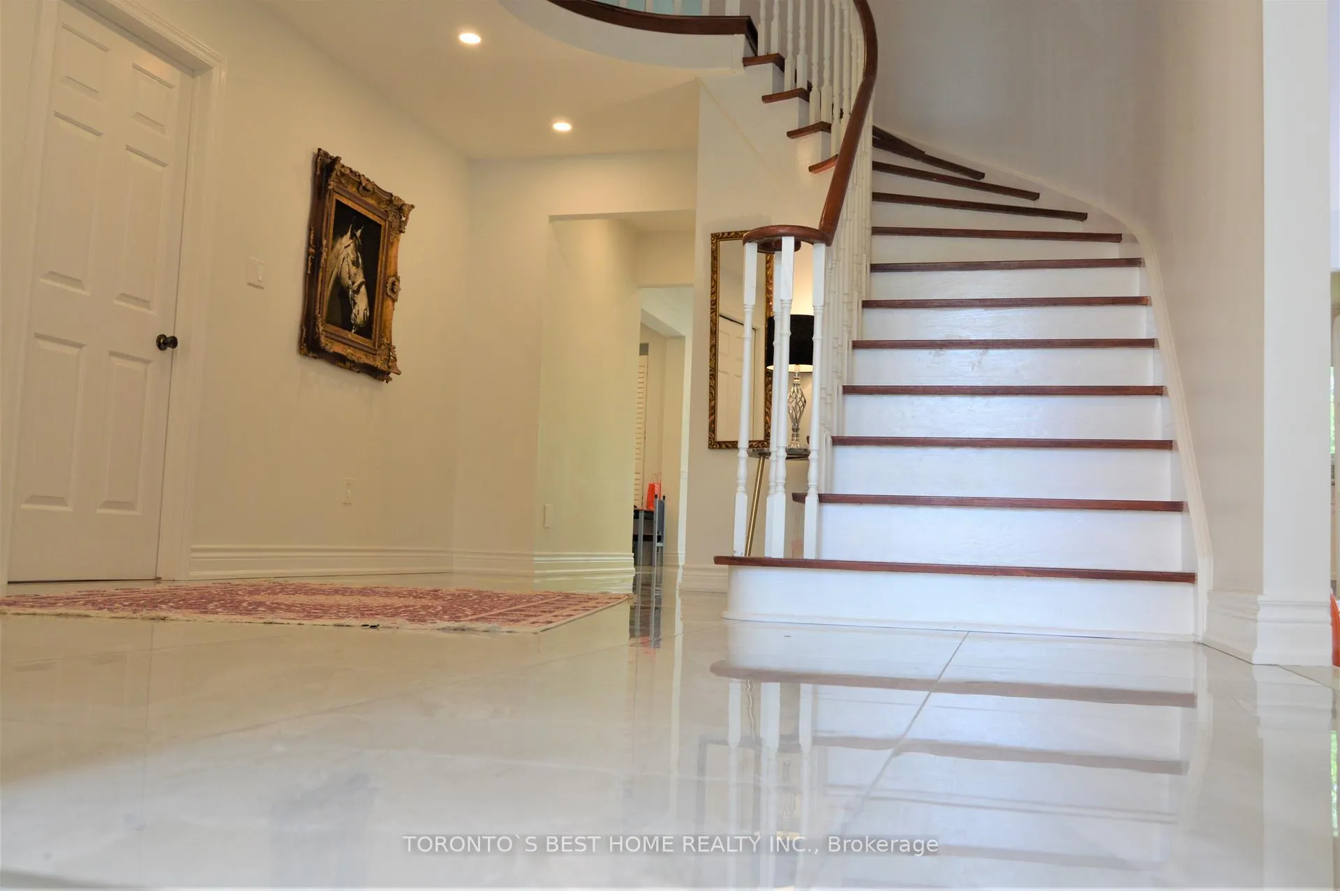 Photo 2 of Unit Main Floor, 14 Simmons Crescent, Aurora, Aurora Highlands — HOMEH
