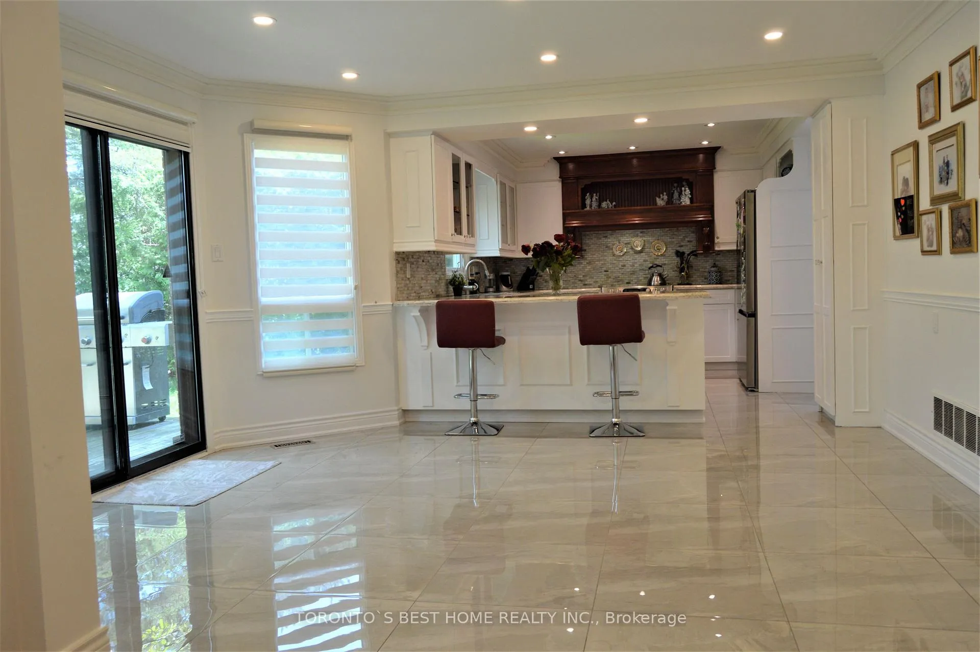 Photo 3 of Unit Main Floor, 14 Simmons Crescent, Aurora, Aurora Highlands — HOMEH