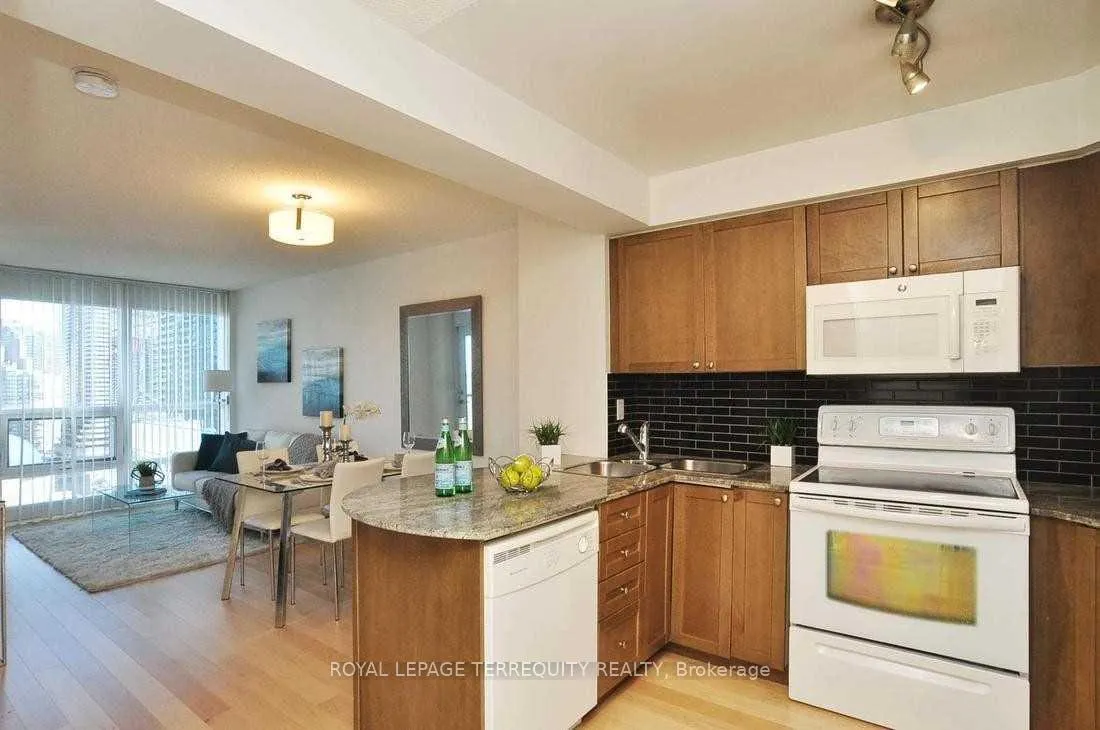 Photo 4 of Unit 2401, 763 Bay Street, Toronto, Bay Street Corridor — HOMEH