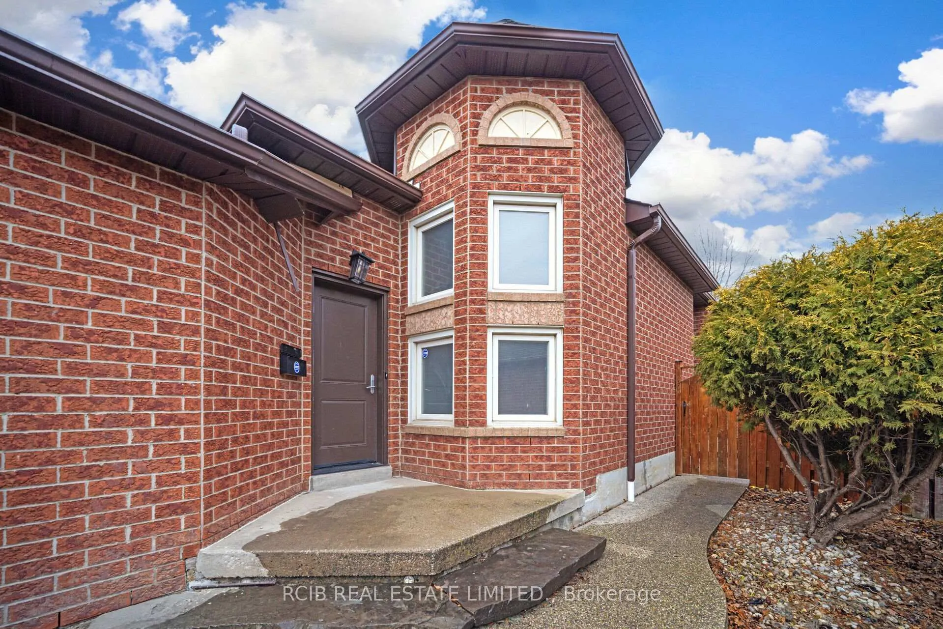 Photo 2 of 4 Carabram Court, Brampton, Brampton West — HOMEH