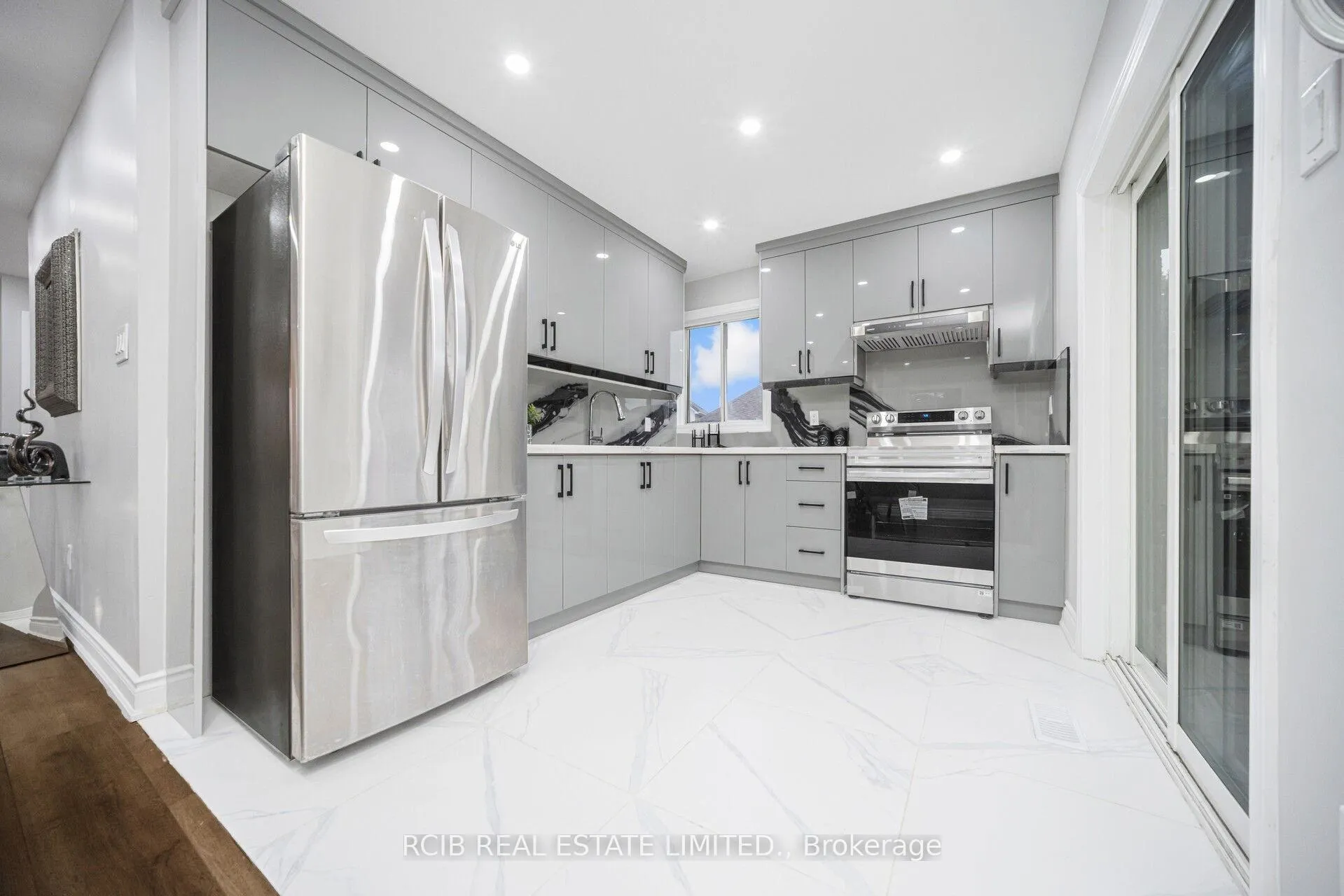 Photo 13 of 4 Carabram Court, Brampton, Brampton West — HOMEH