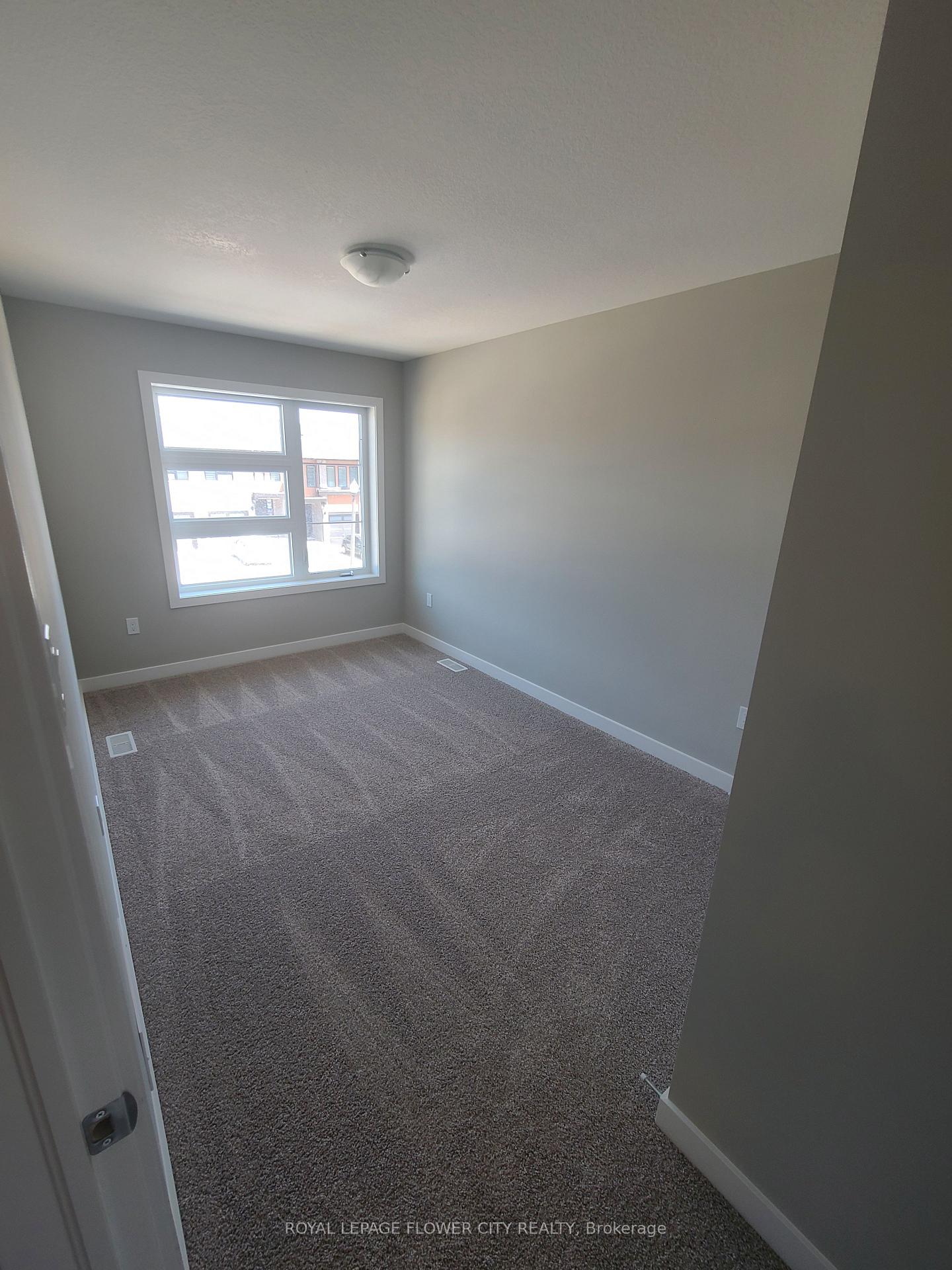Photo 8 of 928 Robert Ferrie Drive, Kitchener, Brigadoon — HOMEH