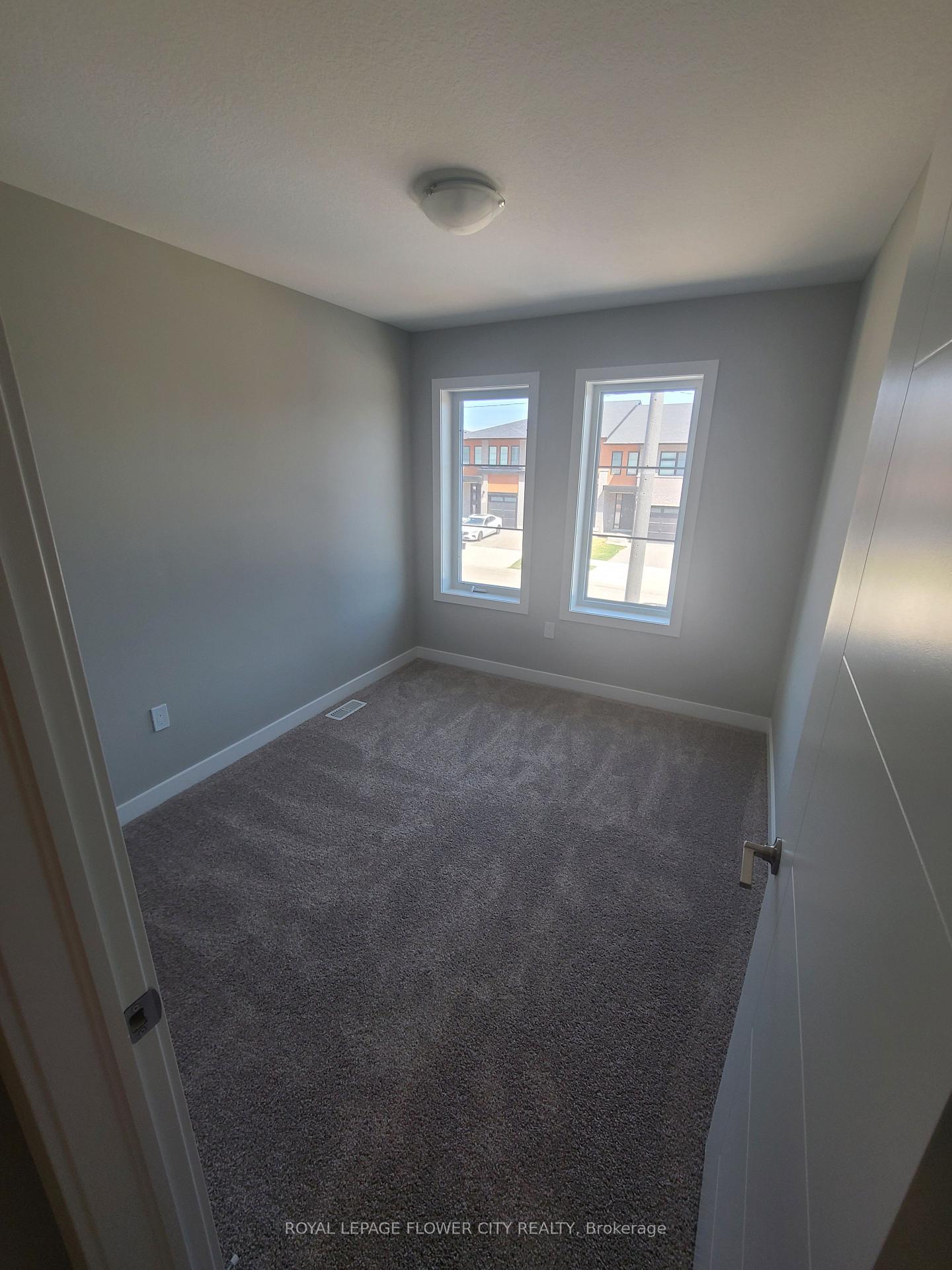 Photo 10 of 928 Robert Ferrie Drive, Kitchener, Brigadoon — HOMEH