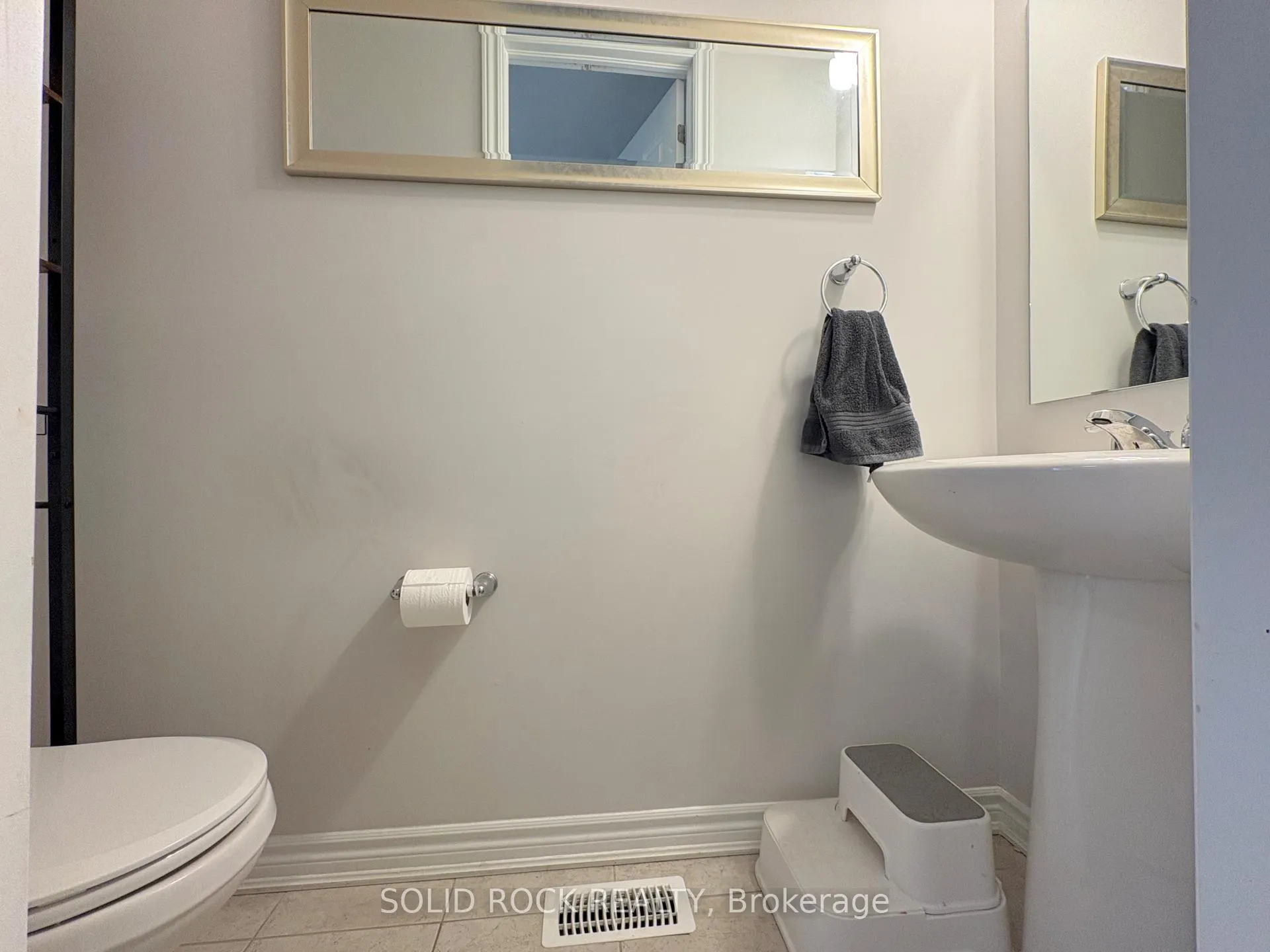 Photo 3 of 719 Derreen Avenue, Ottawa, Stittsville (North) — HOMEH