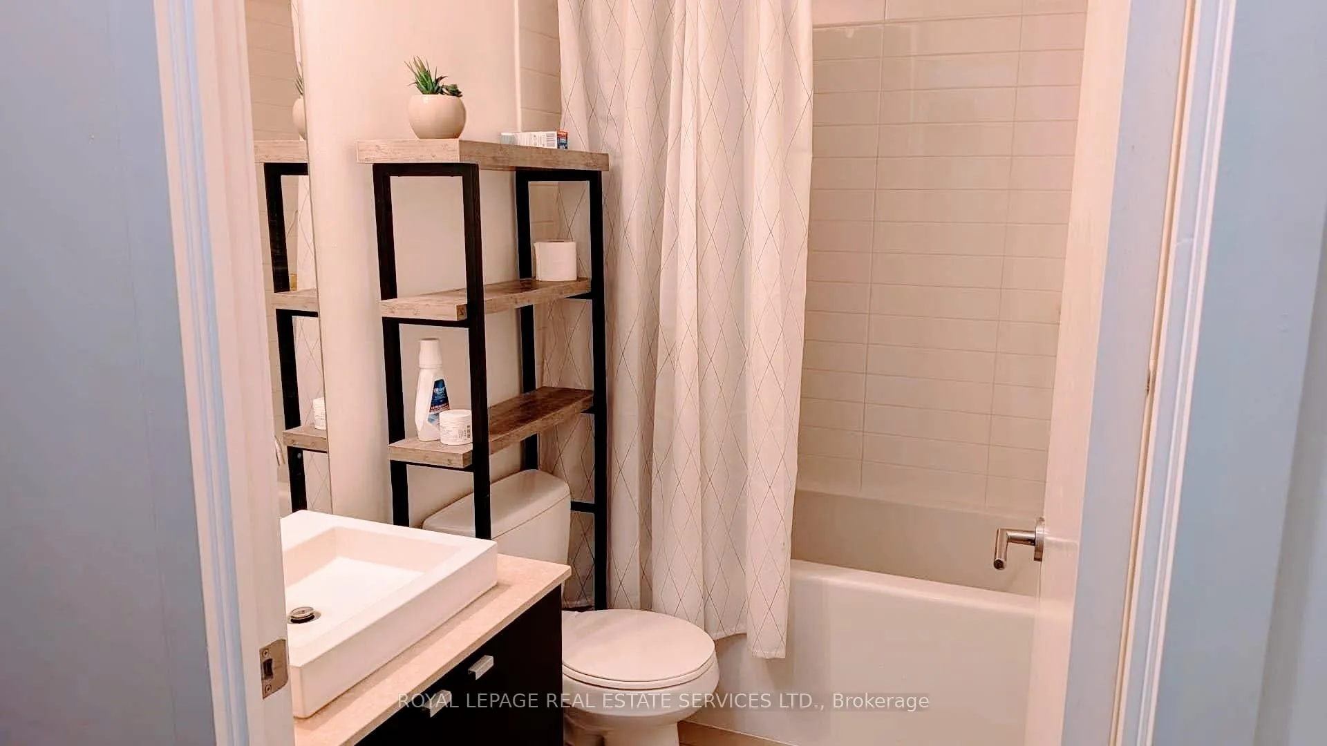 Photo 4 of Unit 2412, 105 The Queensway, Toronto, High Park-Swansea — HOMEH