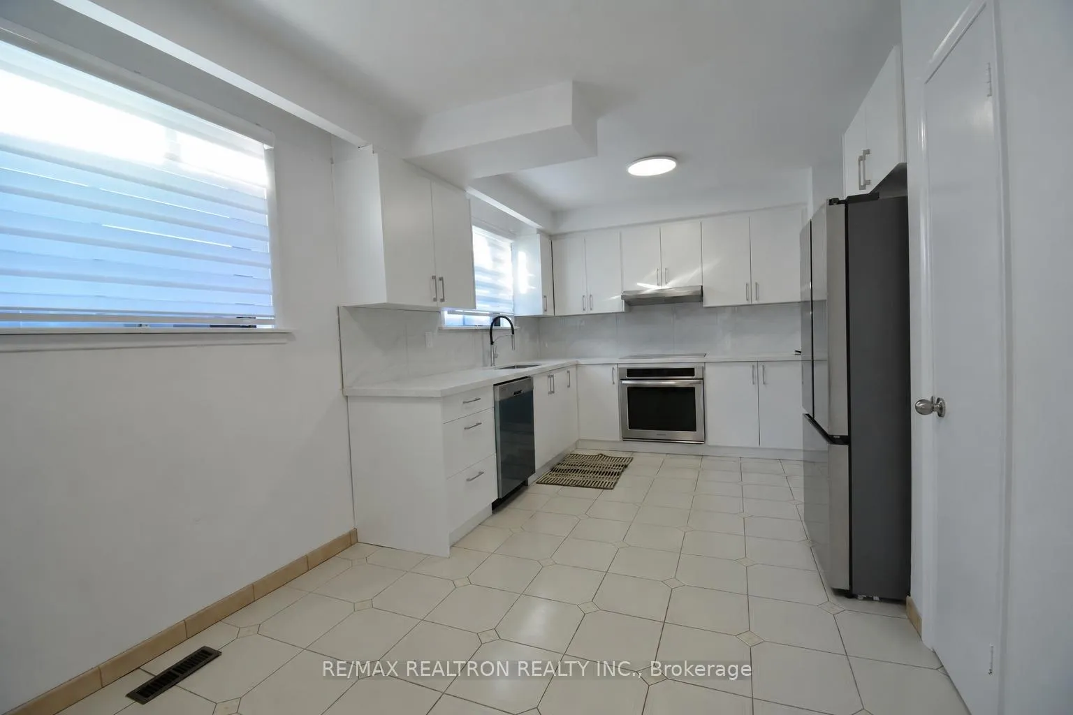 Photo 3 of 46 Conamore Crescent, North York, York University Heights — HOMEH