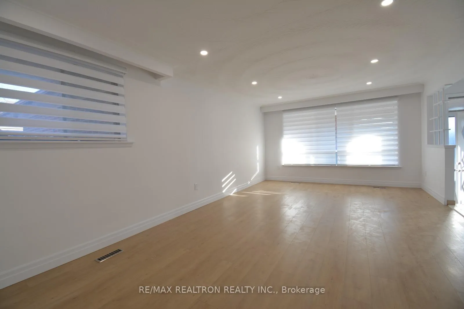 Photo 4 of 46 Conamore Crescent, North York, York University Heights — HOMEH
