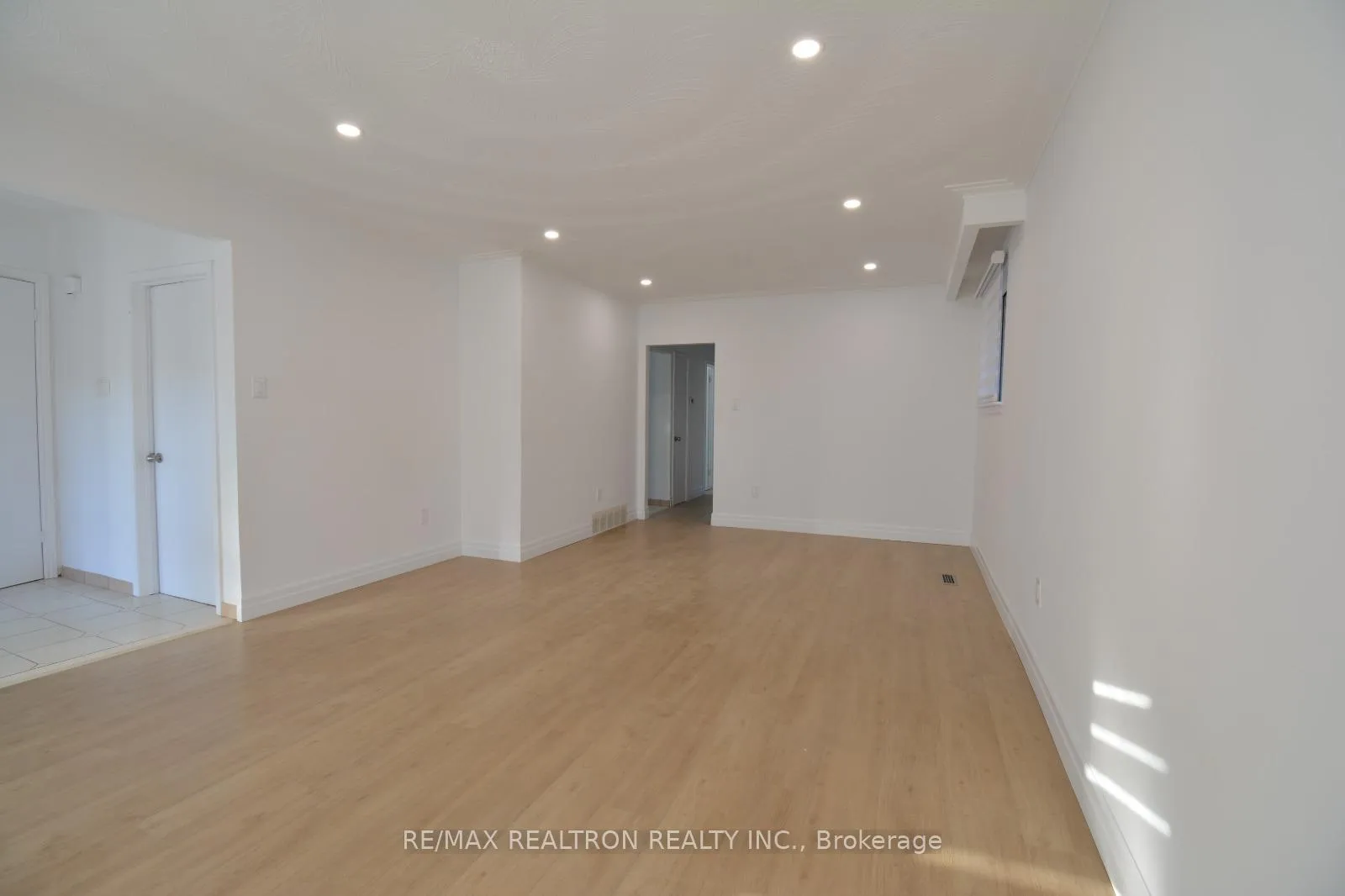 Photo 6 of 46 Conamore Crescent, North York, York University Heights — HOMEH