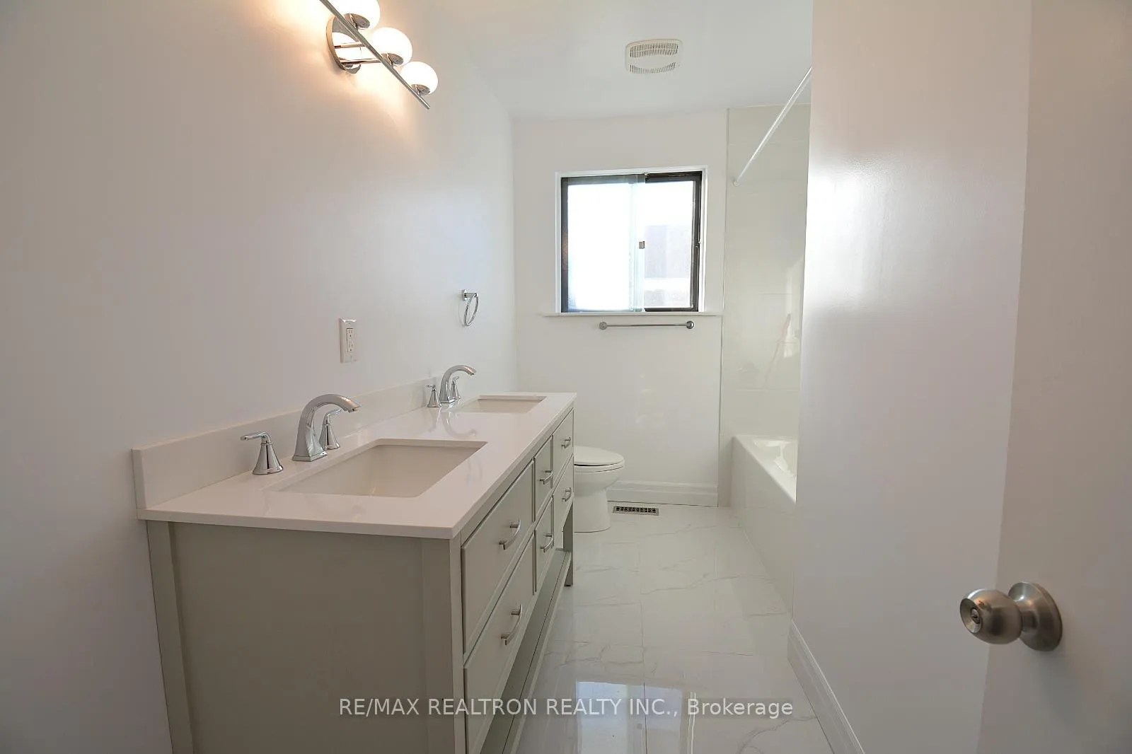 Photo 8 of 46 Conamore Crescent, North York, York University Heights — HOMEH