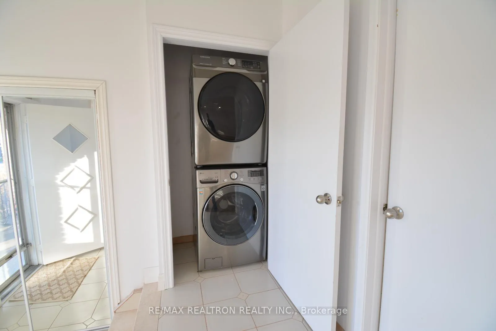 Photo 9 of 46 Conamore Crescent, North York, York University Heights — HOMEH