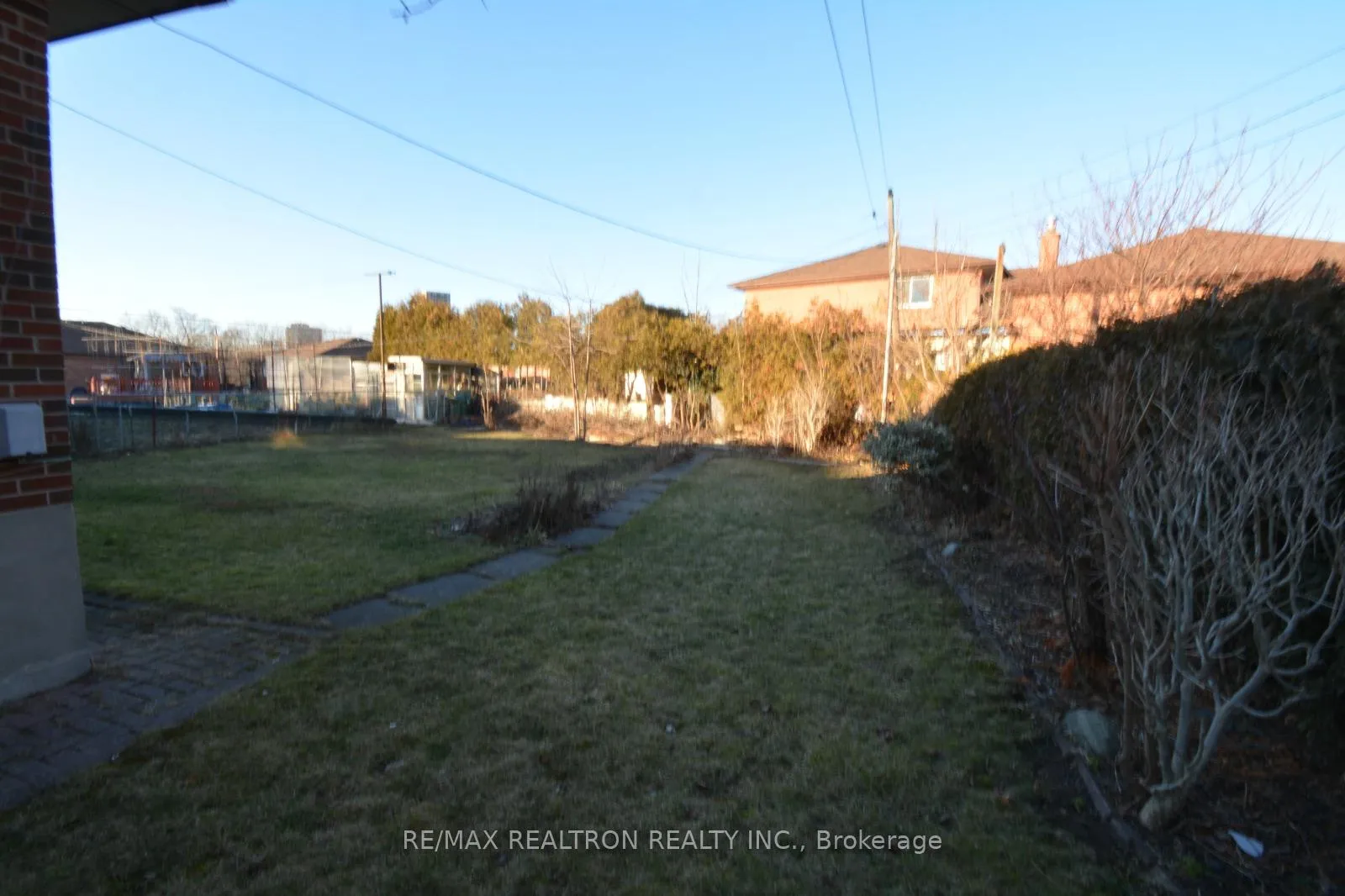 Photo 10 of 46 Conamore Crescent, North York, York University Heights — HOMEH