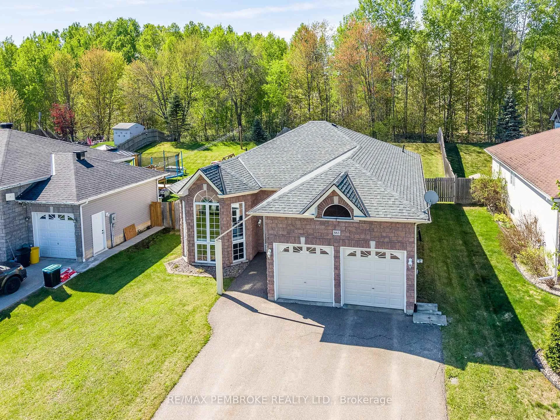 Photo 3 of 663 Fairview Avenue S, Laurentian Valley — HOMEH