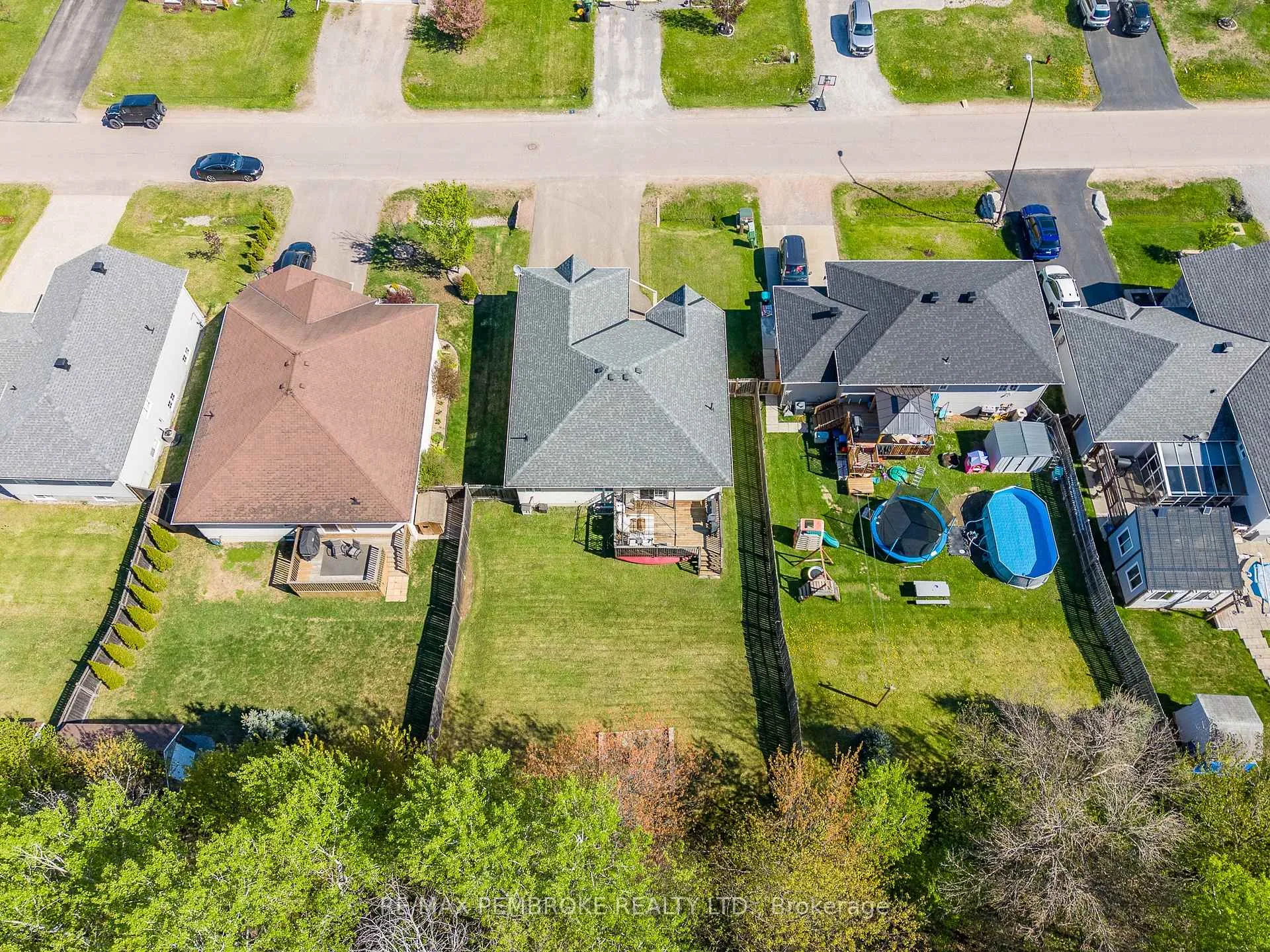 Photo 7 of 663 Fairview Avenue S, Laurentian Valley — HOMEH