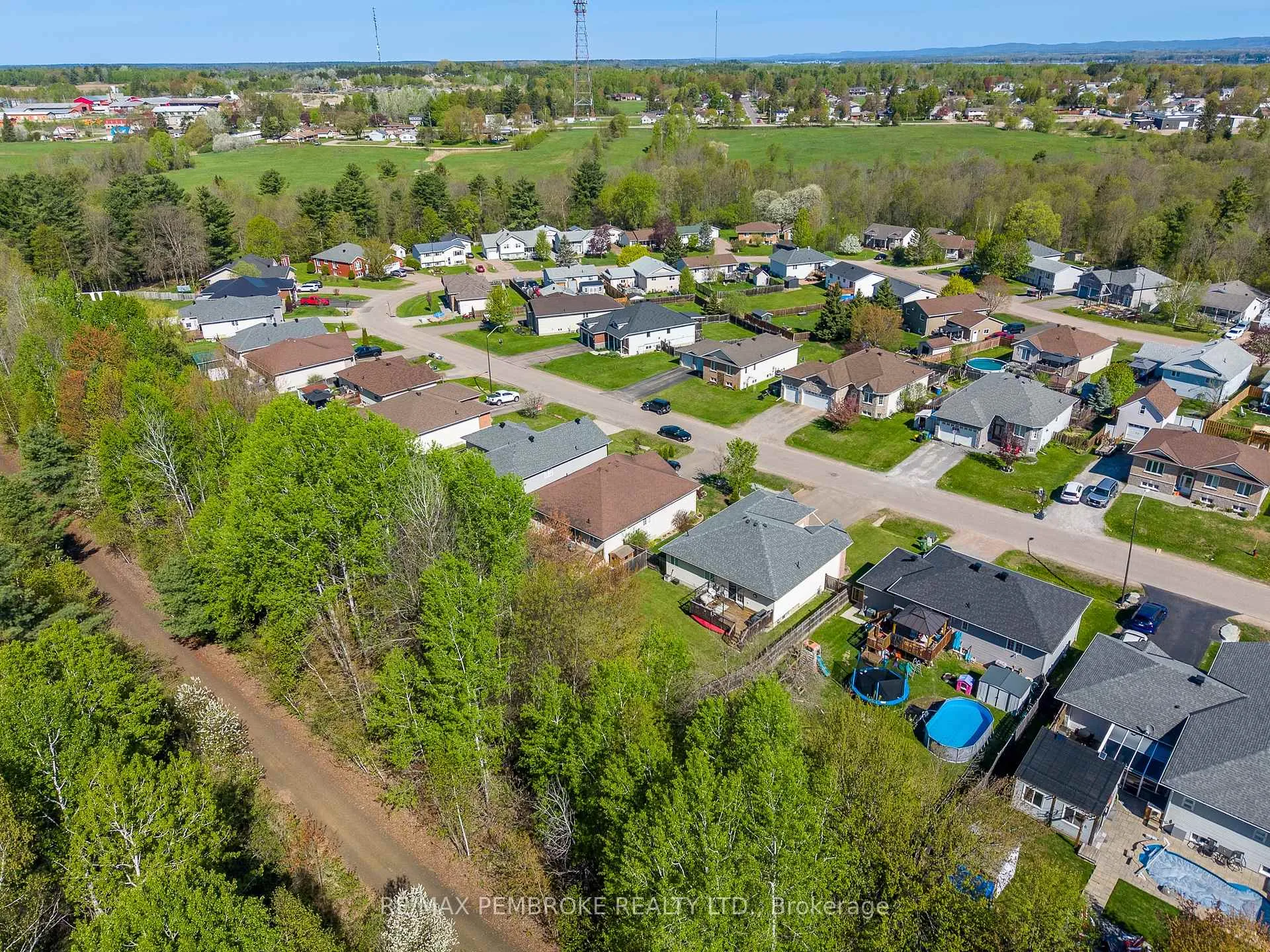 Photo 8 of 663 Fairview Avenue S, Laurentian Valley — HOMEH