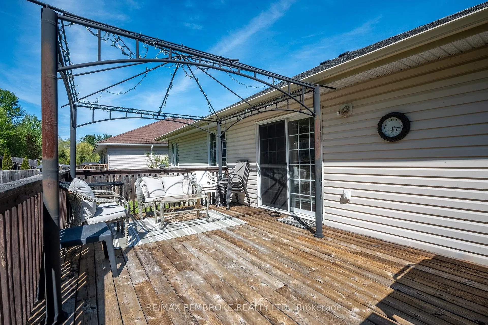 Photo 11 of 663 Fairview Avenue S, Laurentian Valley — HOMEH