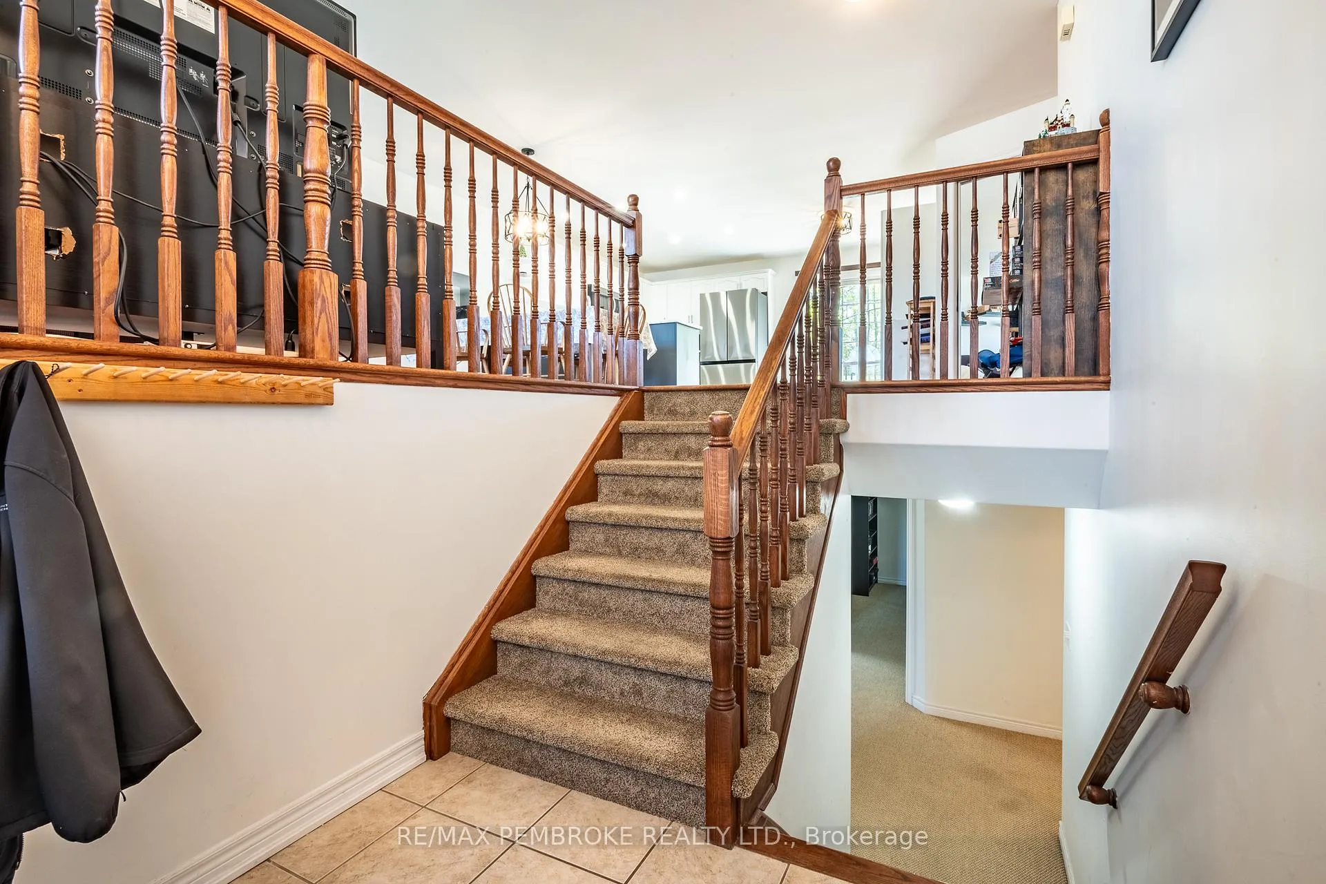 Photo 13 of 663 Fairview Avenue S, Laurentian Valley — HOMEH