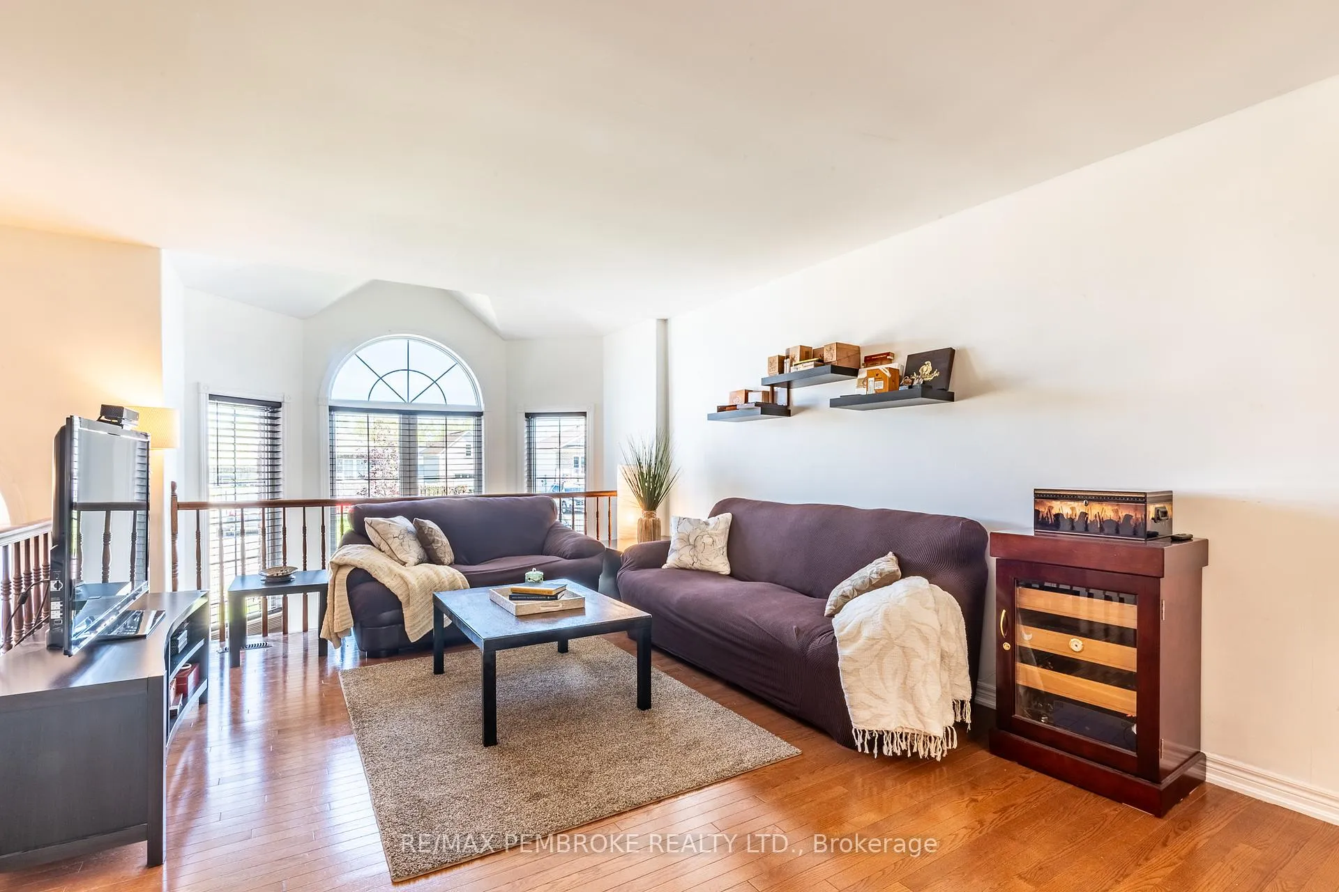 Photo 15 of 663 Fairview Avenue S, Laurentian Valley — HOMEH