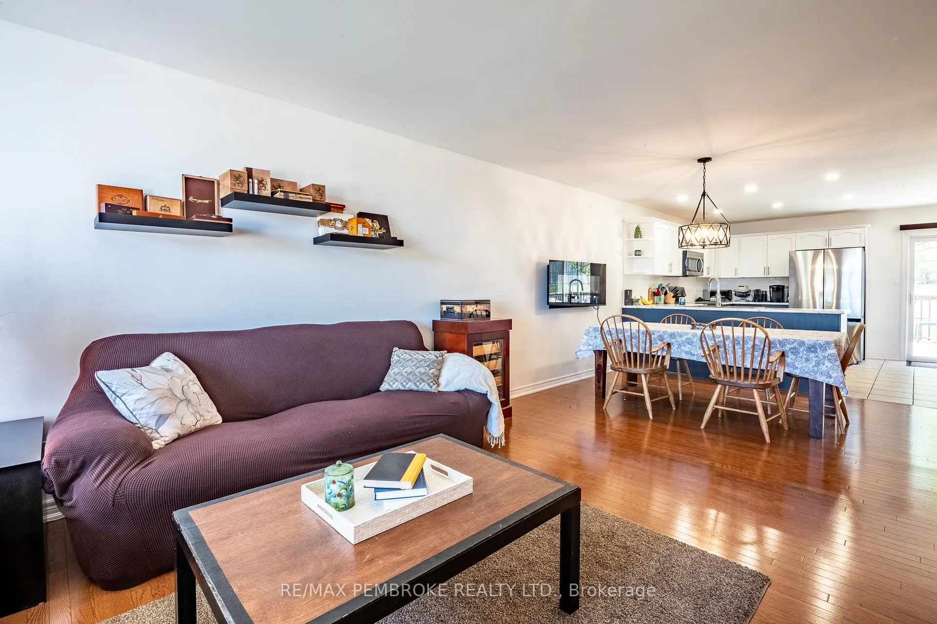 Photo 17 of 663 Fairview Avenue S, Laurentian Valley — HOMEH