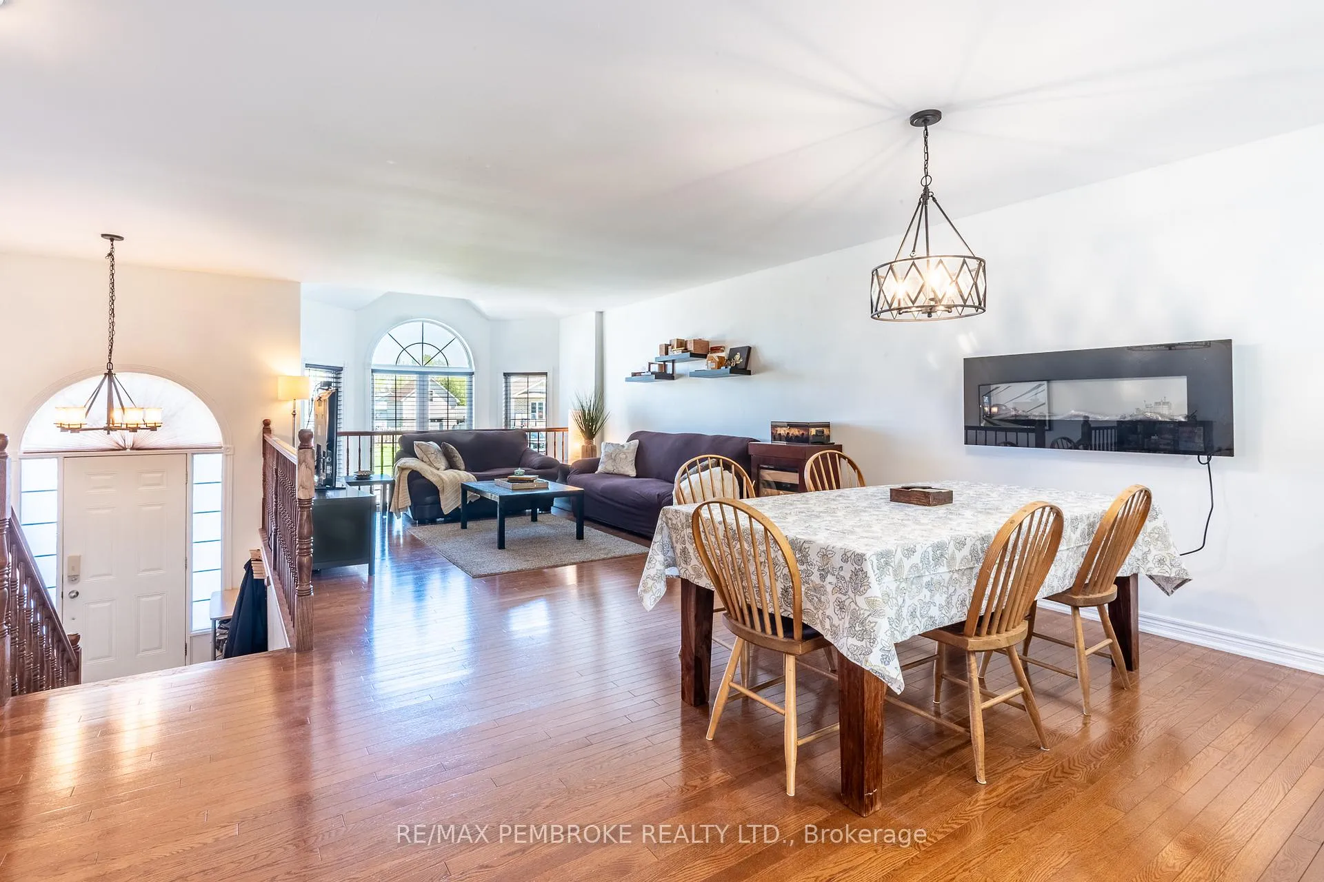Photo 18 of 663 Fairview Avenue S, Laurentian Valley — HOMEH