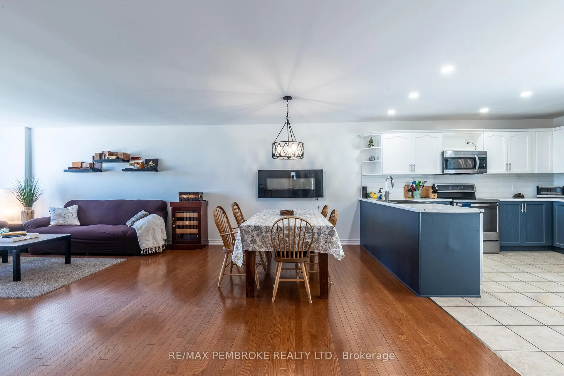 Photo 19 of 663 Fairview Avenue S, Laurentian Valley — HOMEH