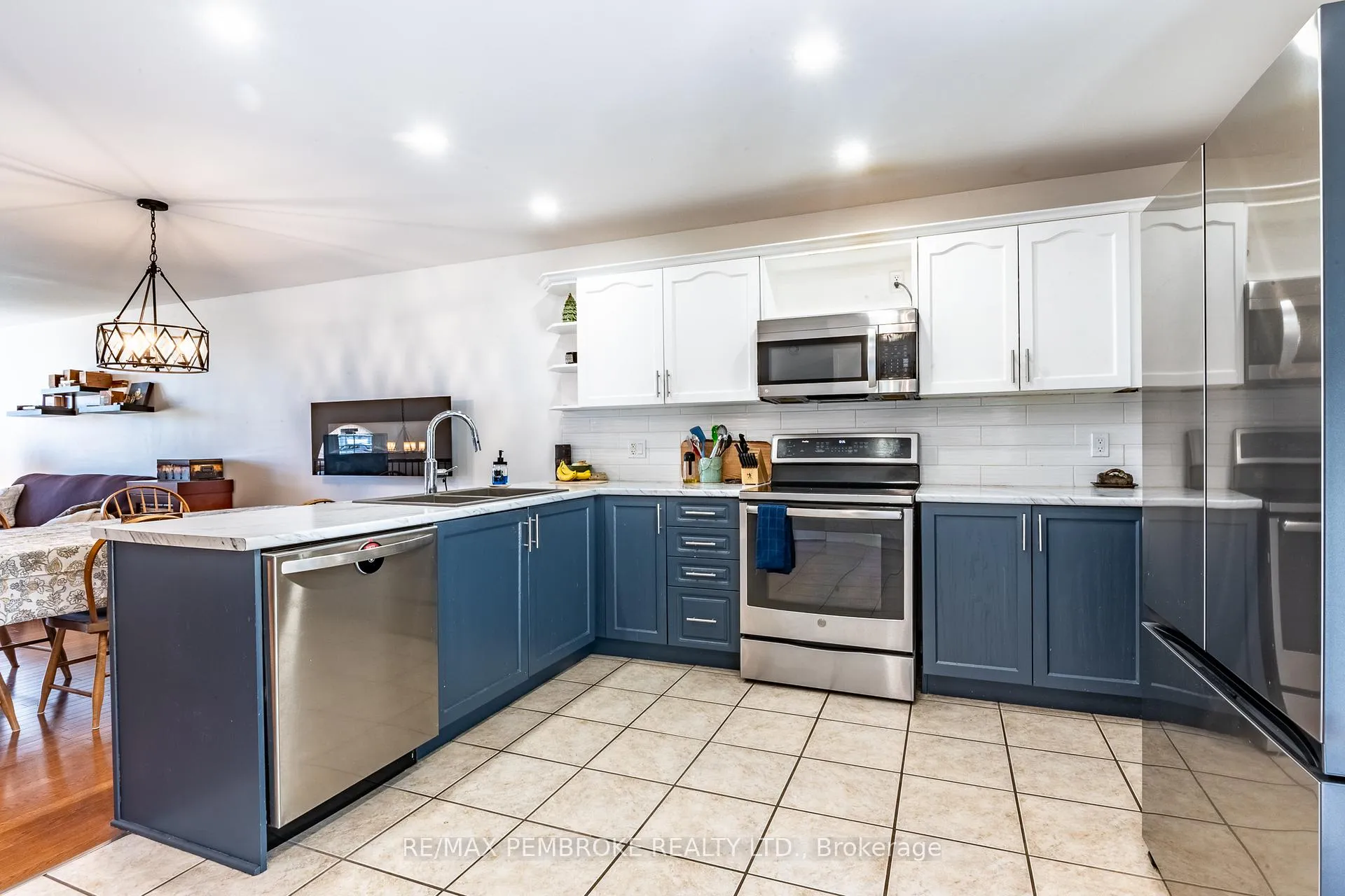 Photo 21 of 663 Fairview Avenue S, Laurentian Valley — HOMEH