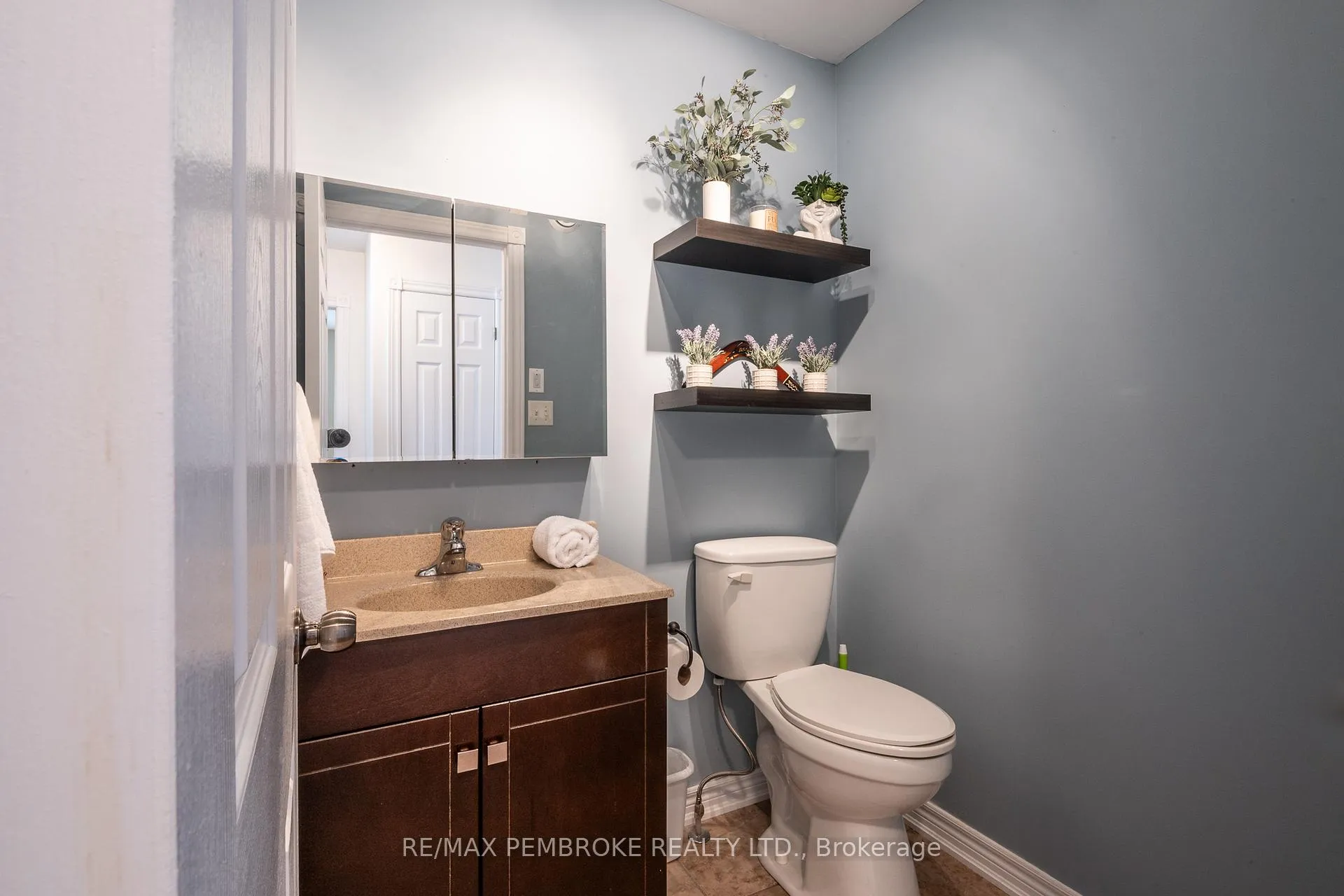 Photo 26 of 663 Fairview Avenue S, Laurentian Valley — HOMEH