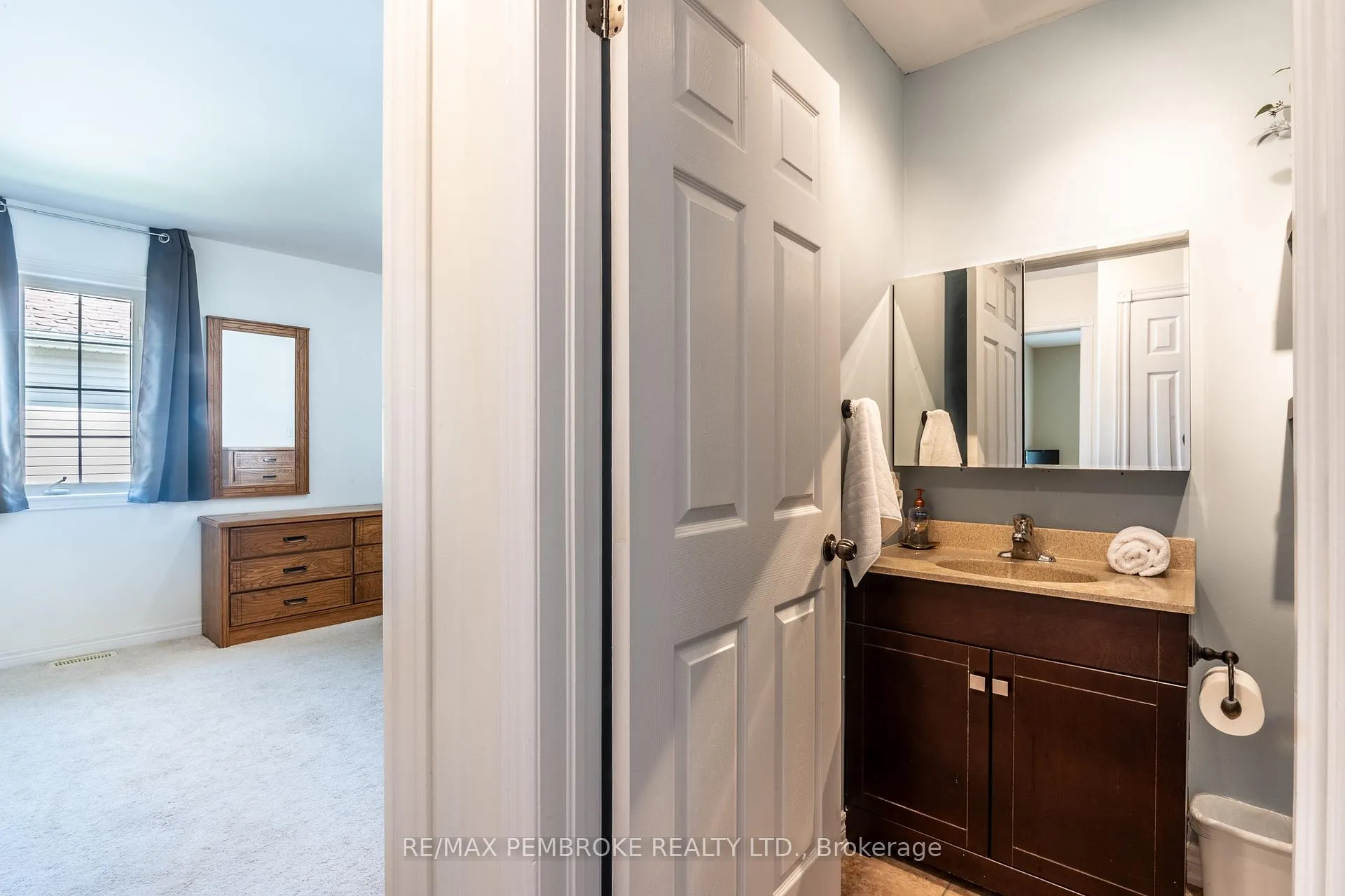 Photo 27 of 663 Fairview Avenue S, Laurentian Valley — HOMEH