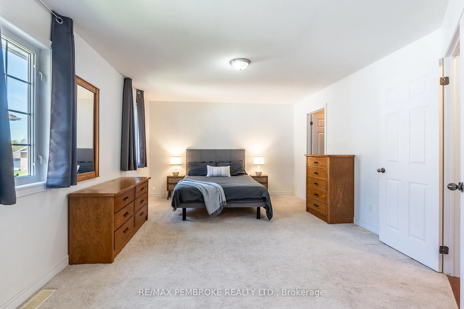Photo 29 of 663 Fairview Avenue S, Laurentian Valley — HOMEH
