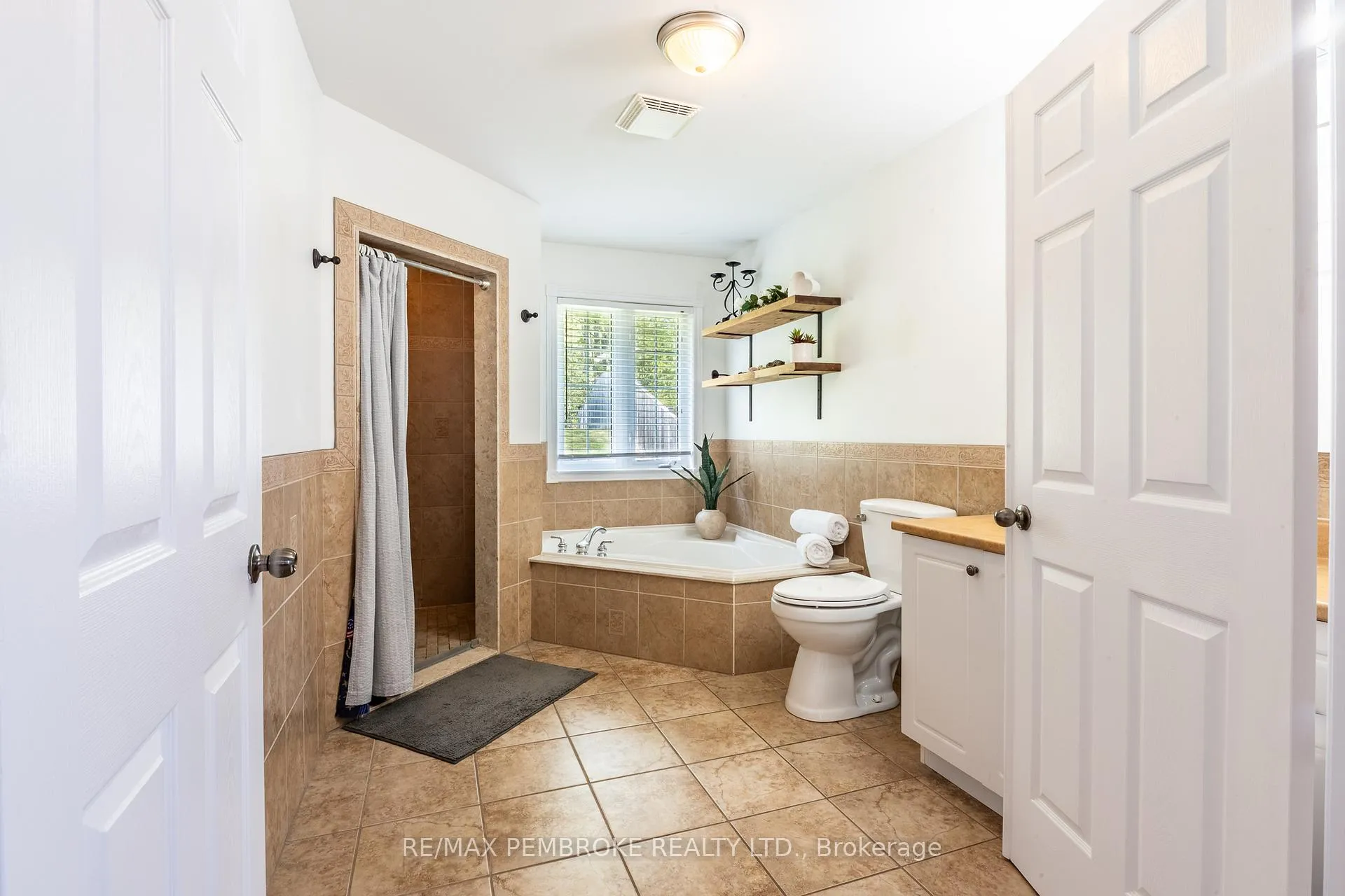 Photo 30 of 663 Fairview Avenue S, Laurentian Valley — HOMEH