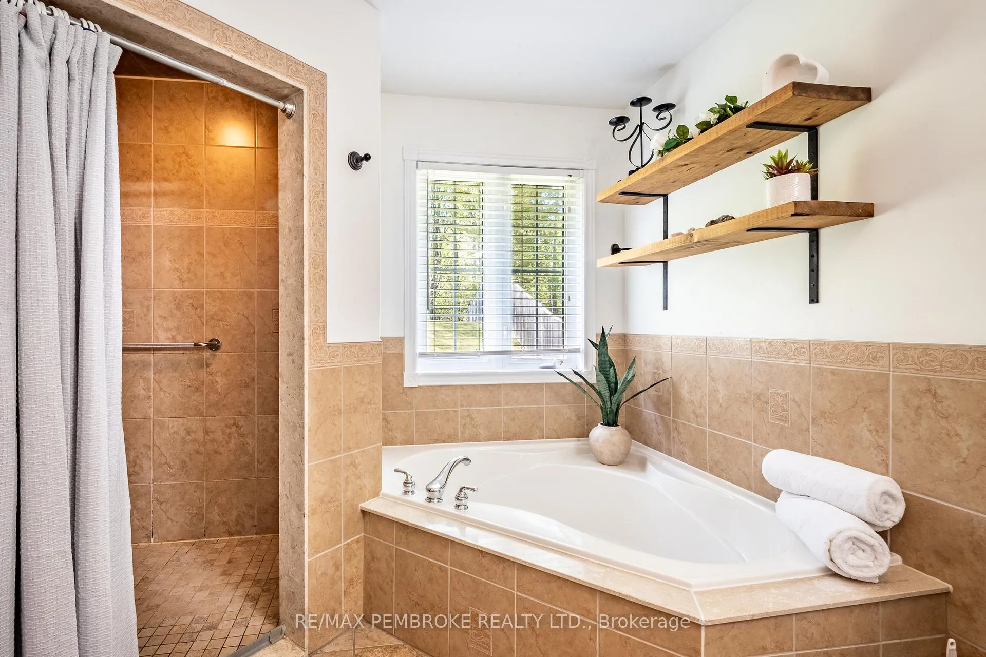 Photo 31 of 663 Fairview Avenue S, Laurentian Valley — HOMEH