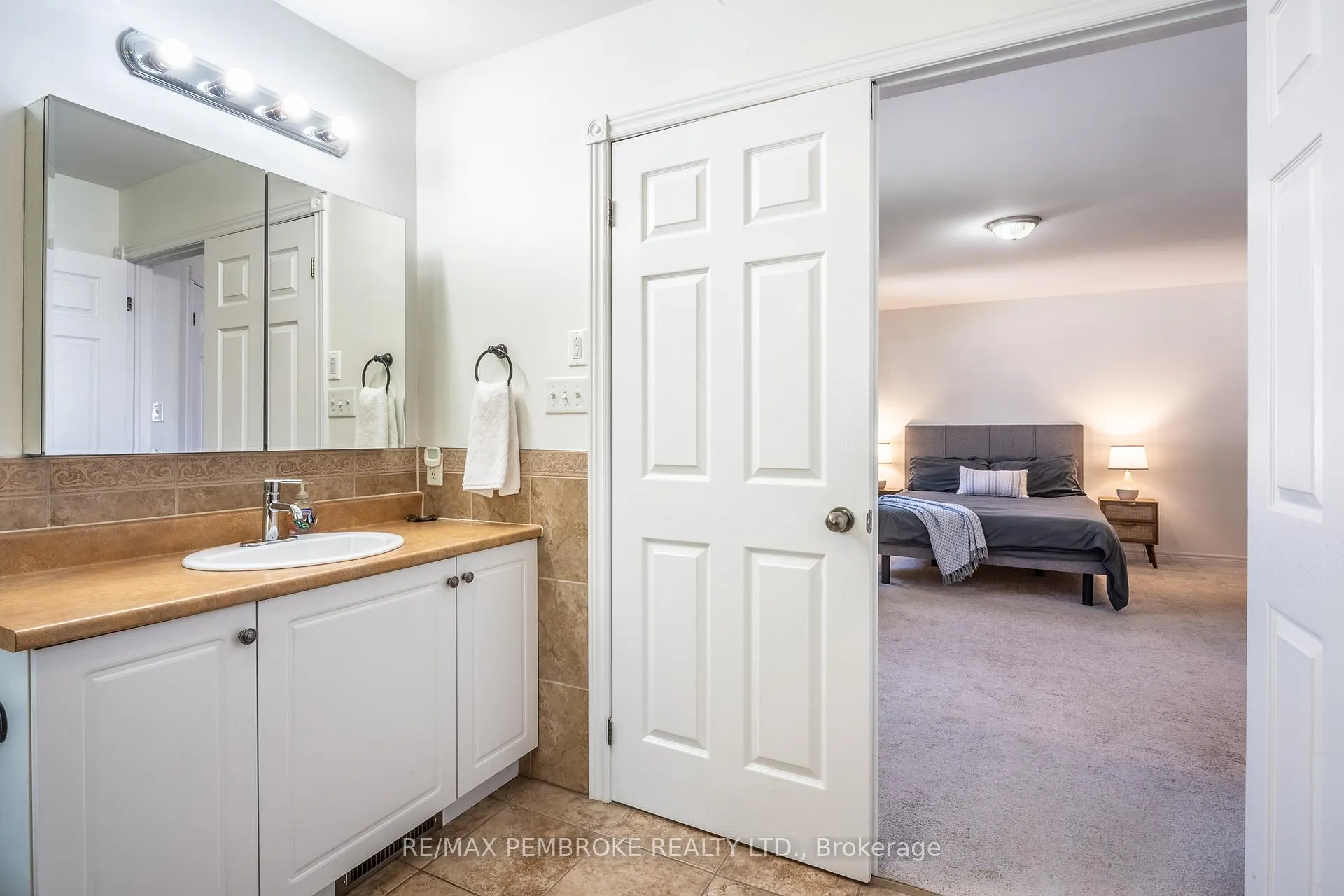 Photo 32 of 663 Fairview Avenue S, Laurentian Valley — HOMEH