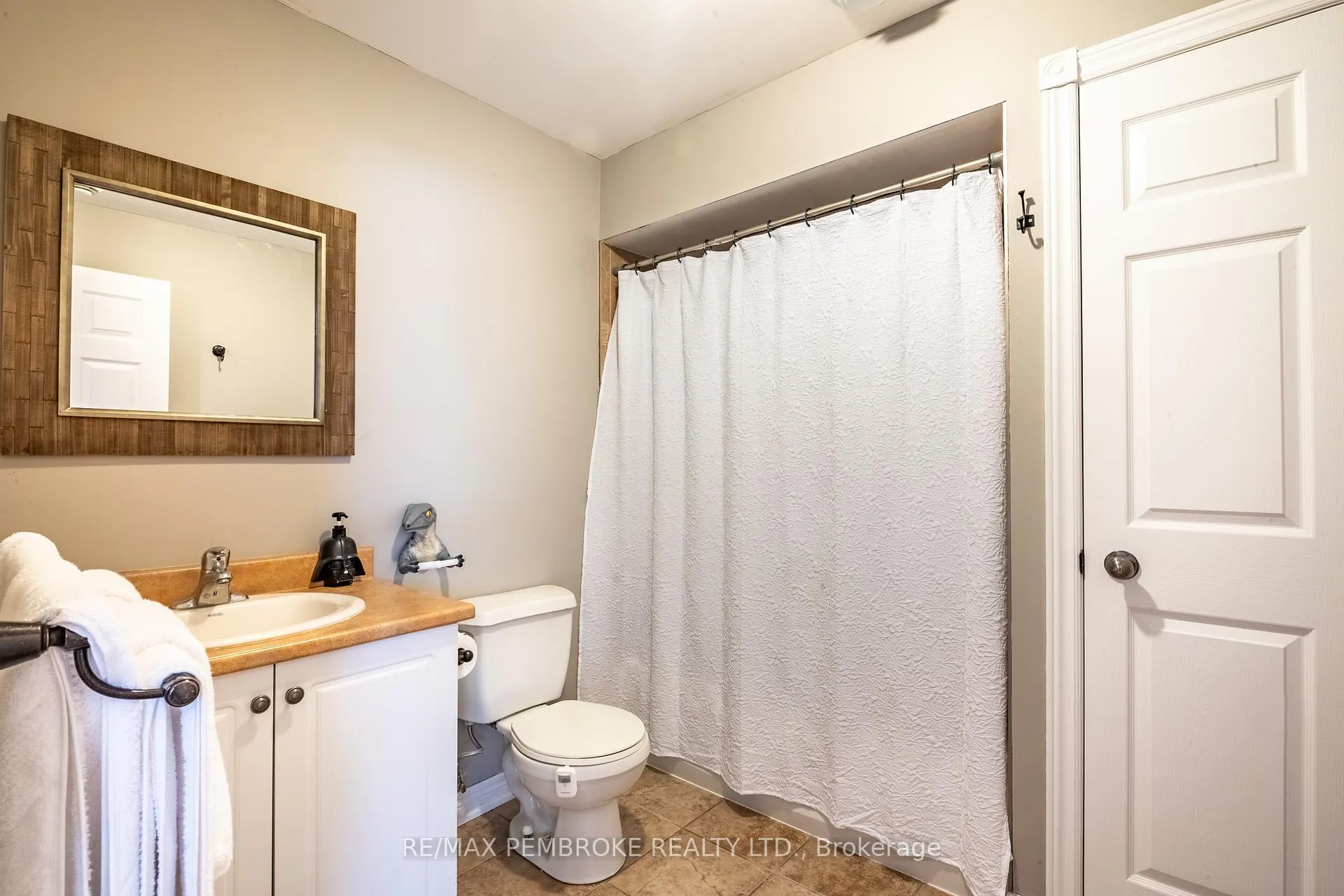 Photo 39 of 663 Fairview Avenue S, Laurentian Valley — HOMEH