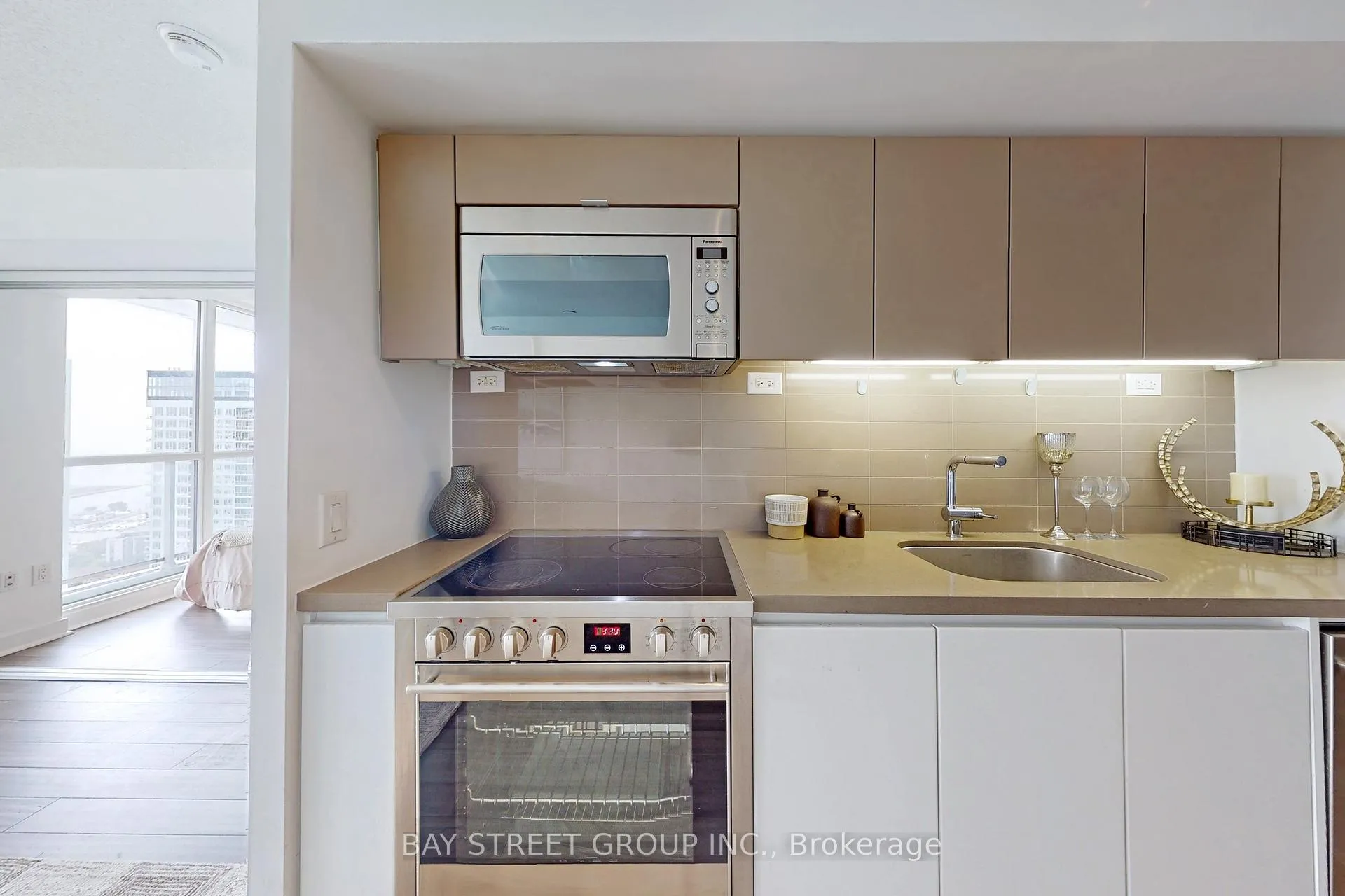 Photo 8 of Unit 4102, 85 Queens Wharf Road, Toronto, Waterfront Communities — HOMEH