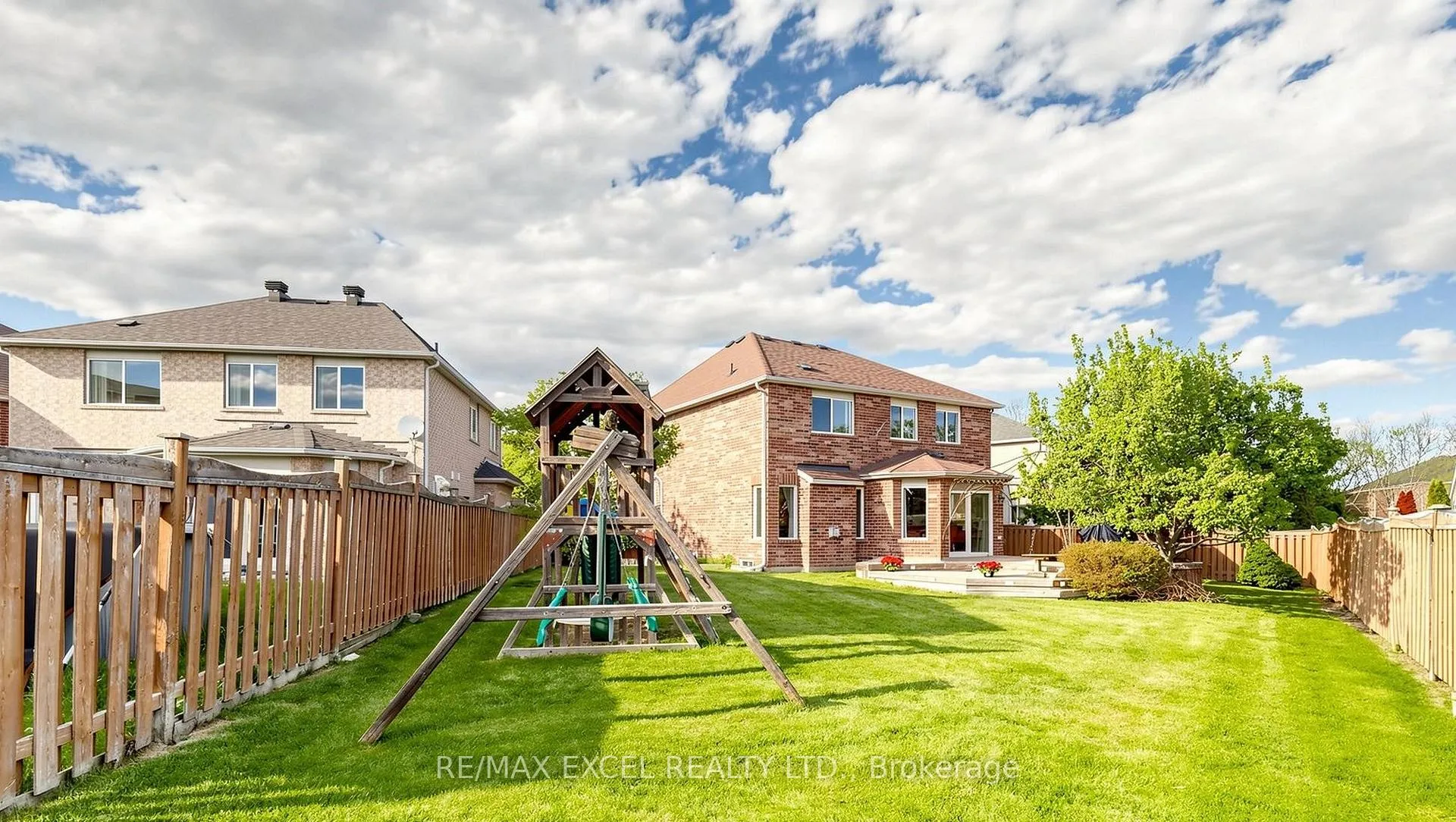 Photo 2 of 68 Chestertown Square, Markham, Berczy — HOMEH