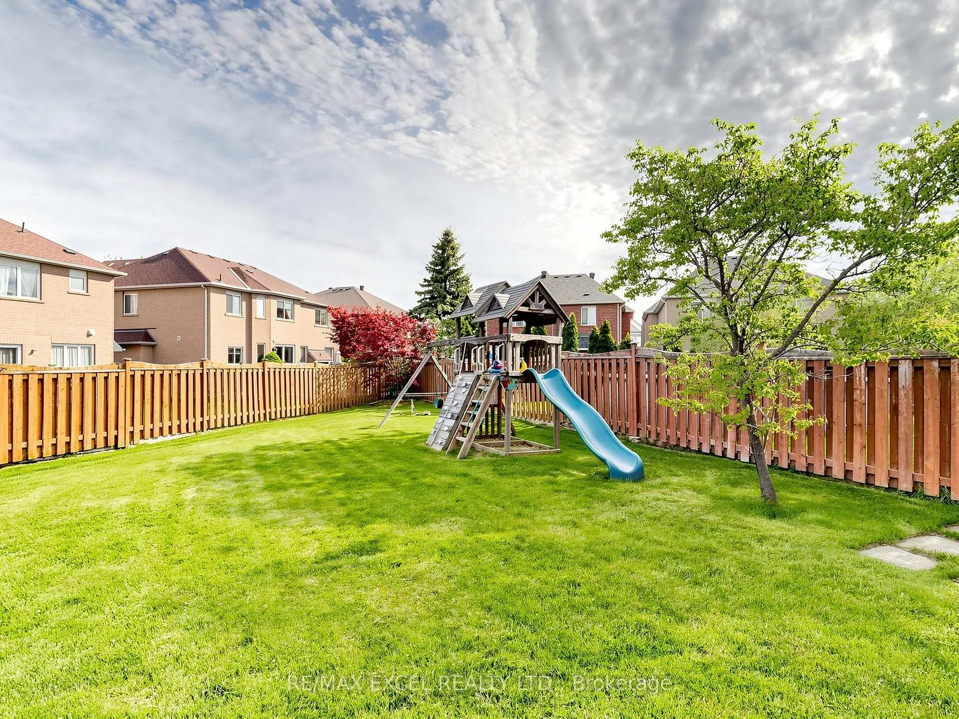 Photo 3 of 68 Chestertown Square, Markham, Berczy — HOMEH