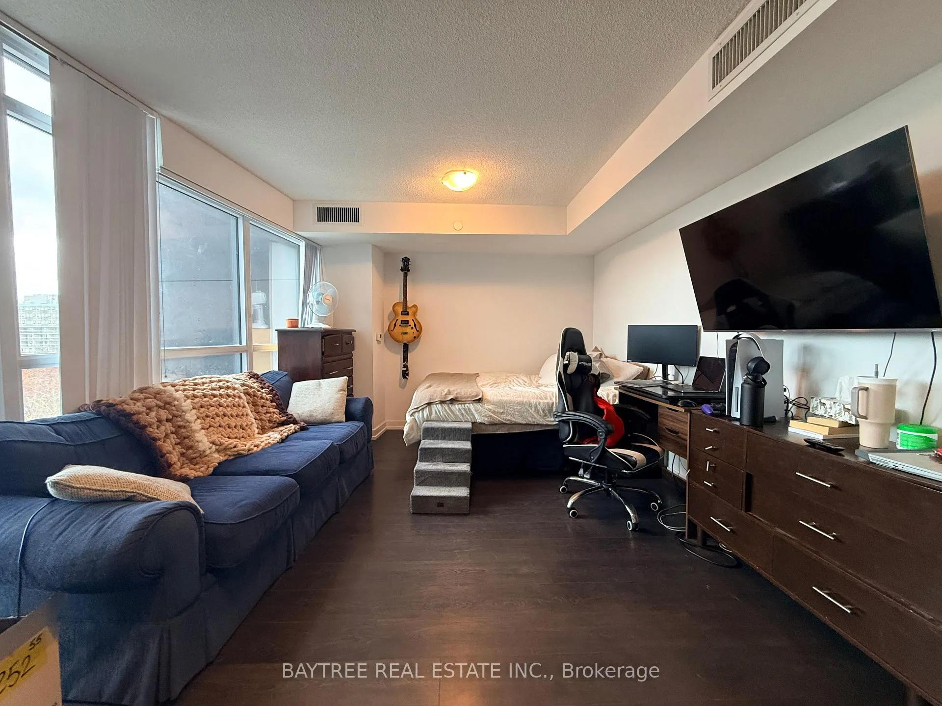 Front of Unit 416, 125 Redpath Avenue