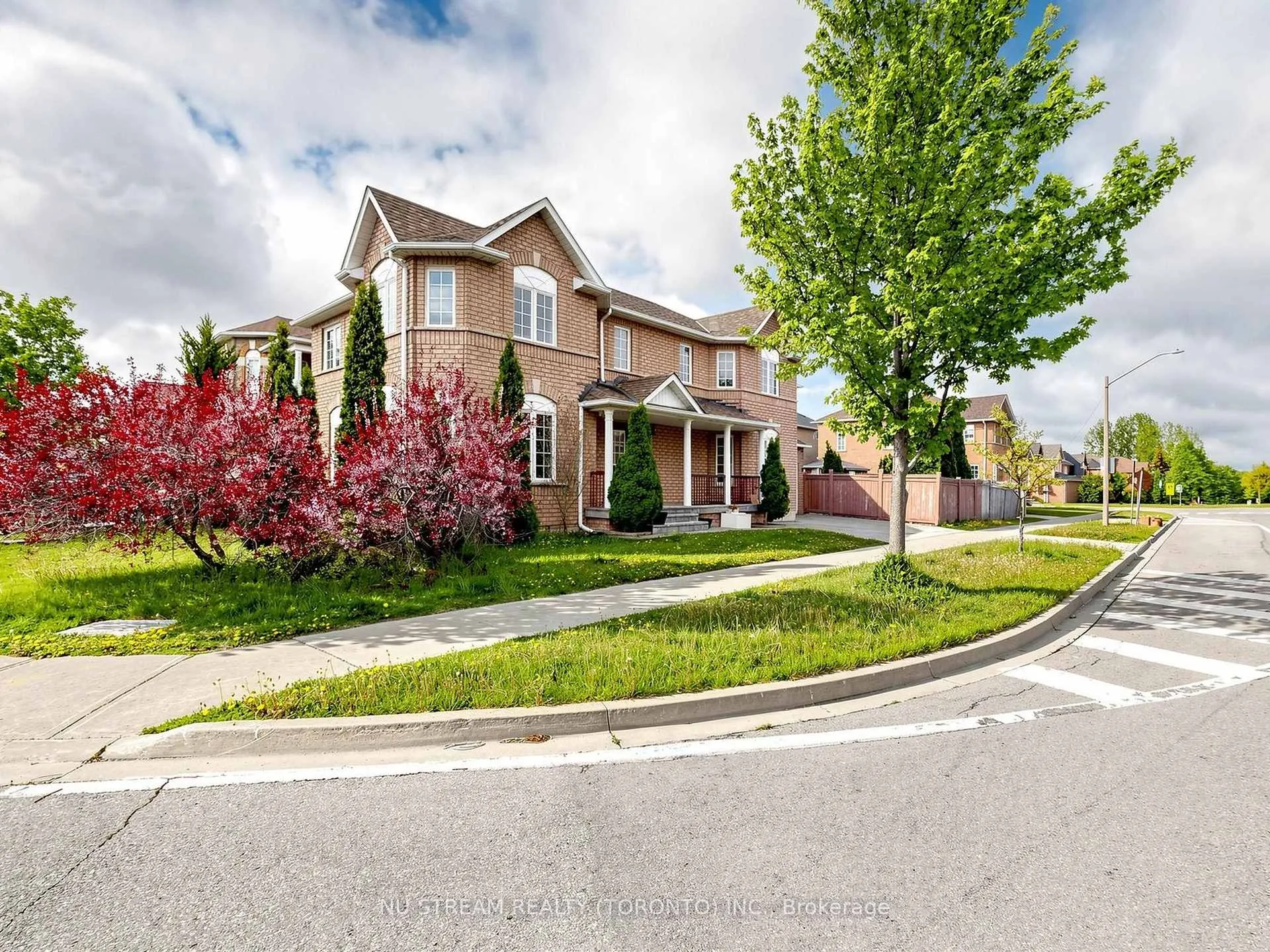 Photo 3 of 2 Purcell Crescent, Vaughan, Maple — HOMEH
