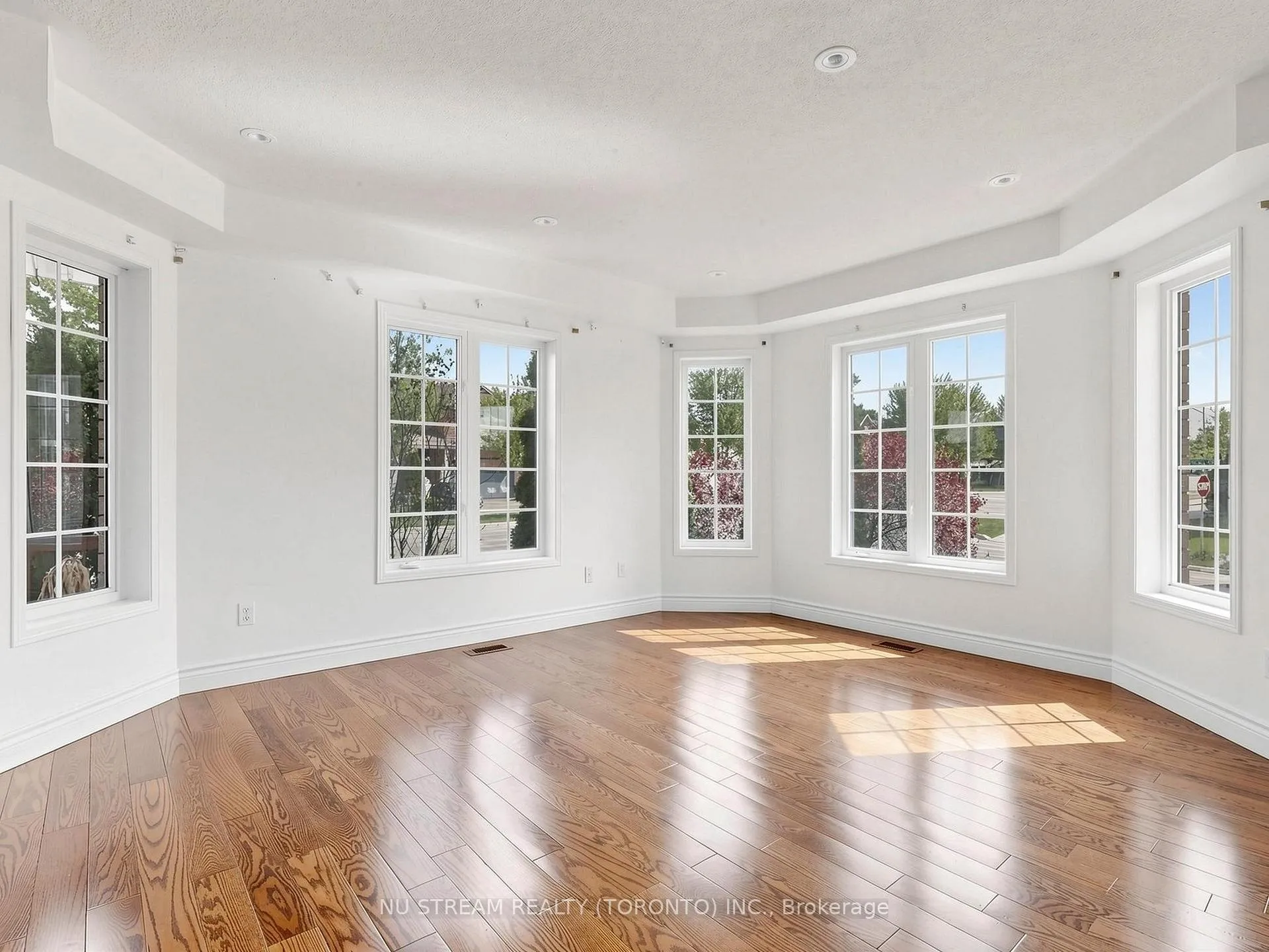 Photo 5 of 2 Purcell Crescent, Vaughan, Maple — HOMEH