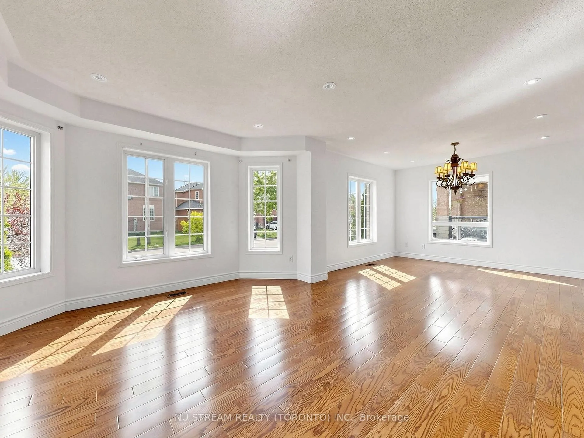 Photo 6 of 2 Purcell Crescent, Vaughan, Maple — HOMEH