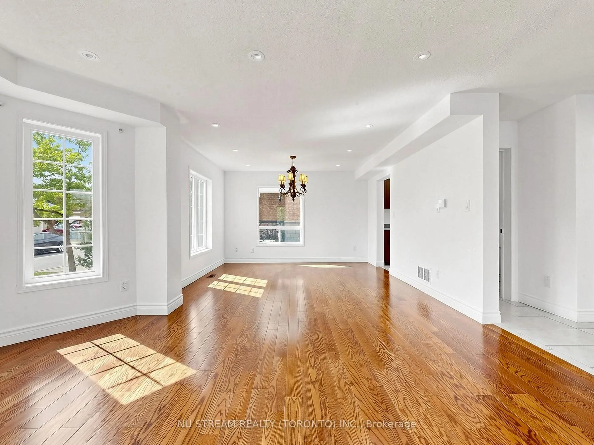 Photo 7 of 2 Purcell Crescent, Vaughan, Maple — HOMEH