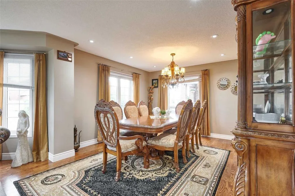 Photo 10 of 2 Purcell Crescent, Vaughan, Maple — HOMEH