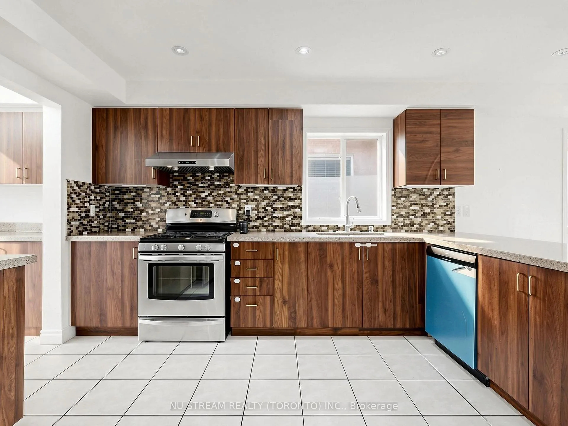 Photo 11 of 2 Purcell Crescent, Vaughan, Maple — HOMEH