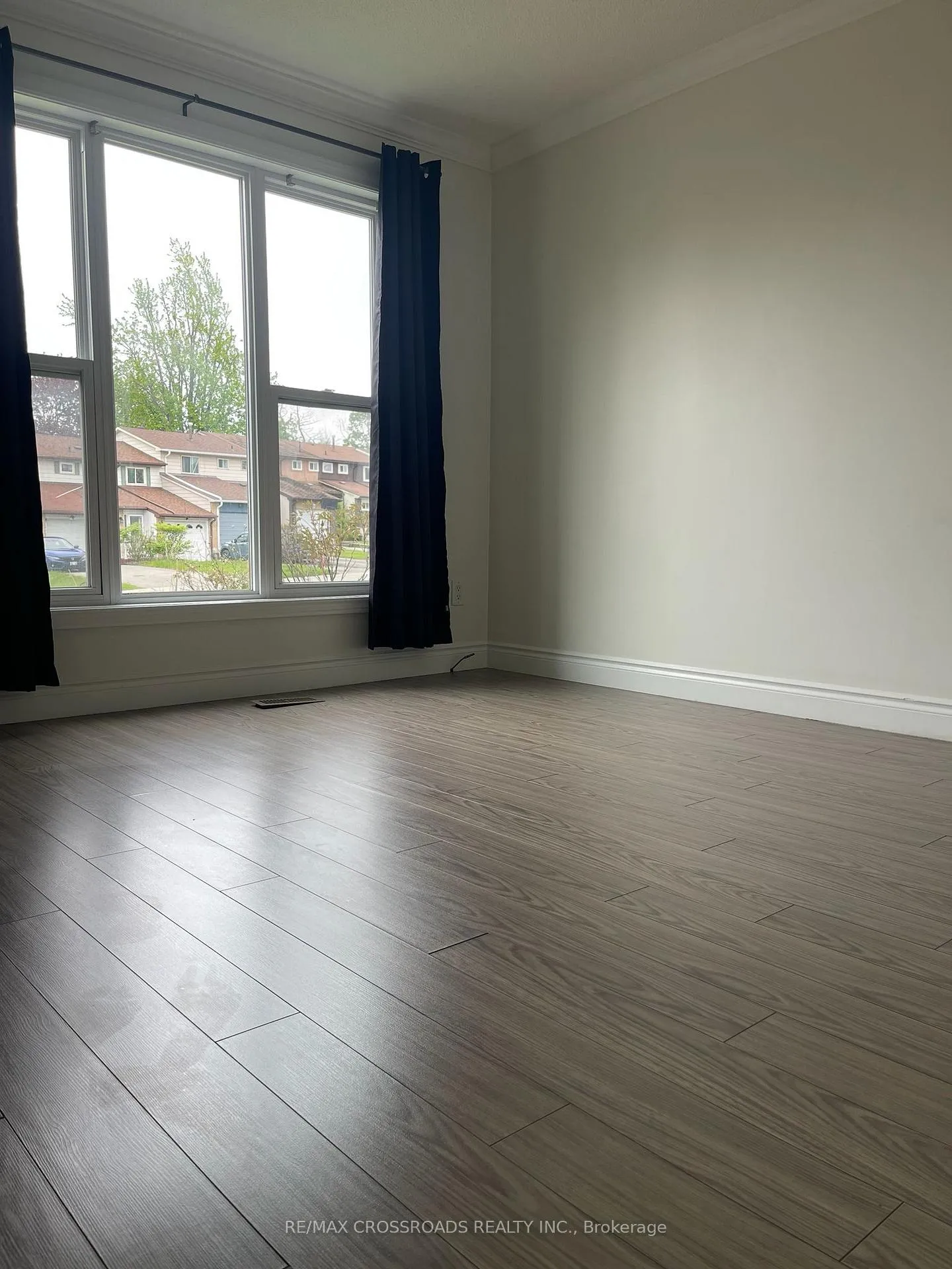 Photo 3 of 59 Chaucer Crescent, Barrie, Letitia Heights — HOMEH