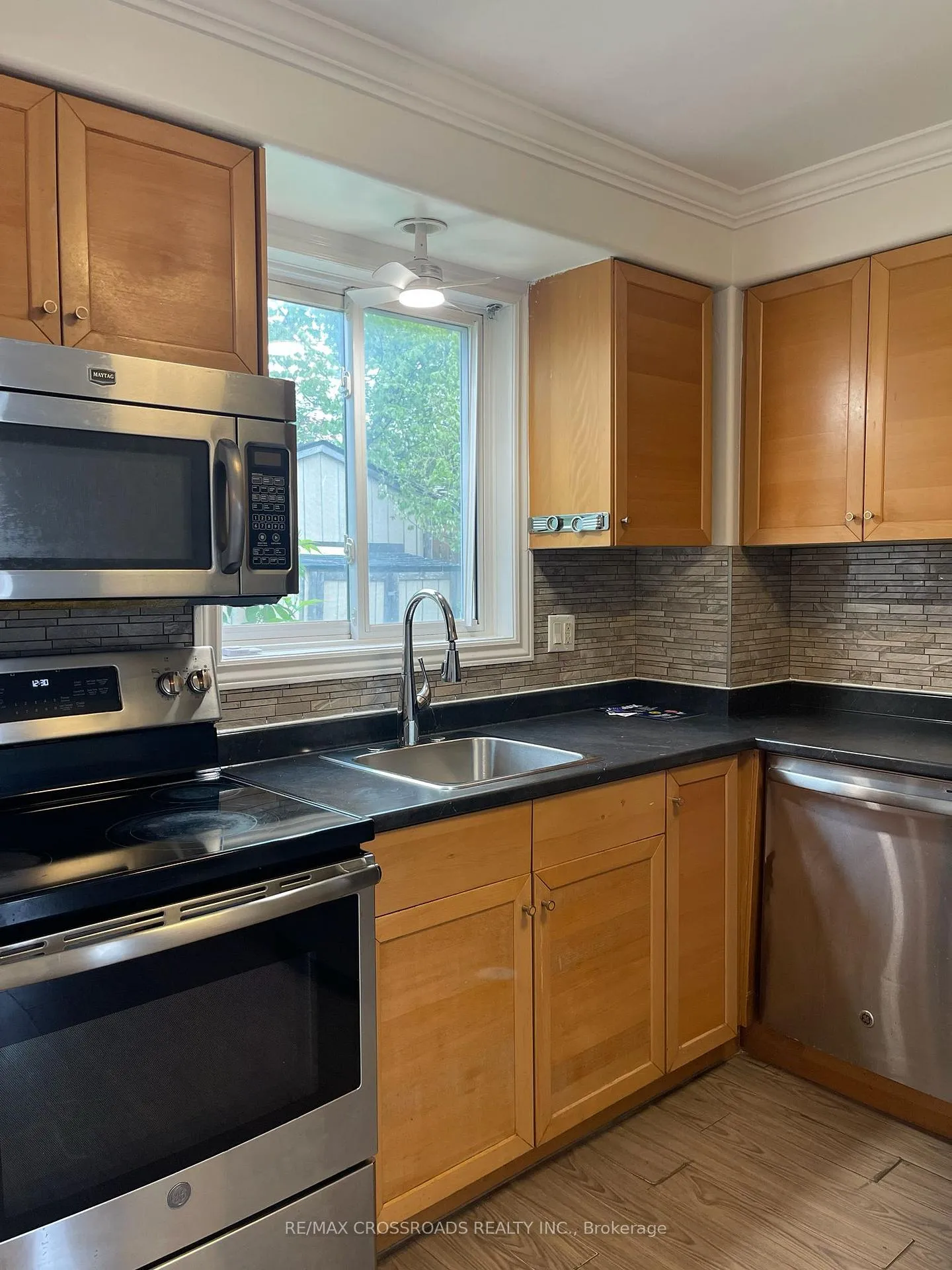 Photo 7 of 59 Chaucer Crescent, Barrie, Letitia Heights — HOMEH