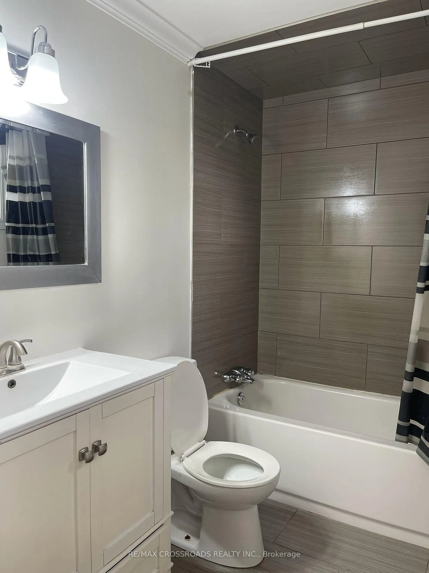 Photo 21 of 59 Chaucer Crescent, Barrie, Letitia Heights — HOMEH