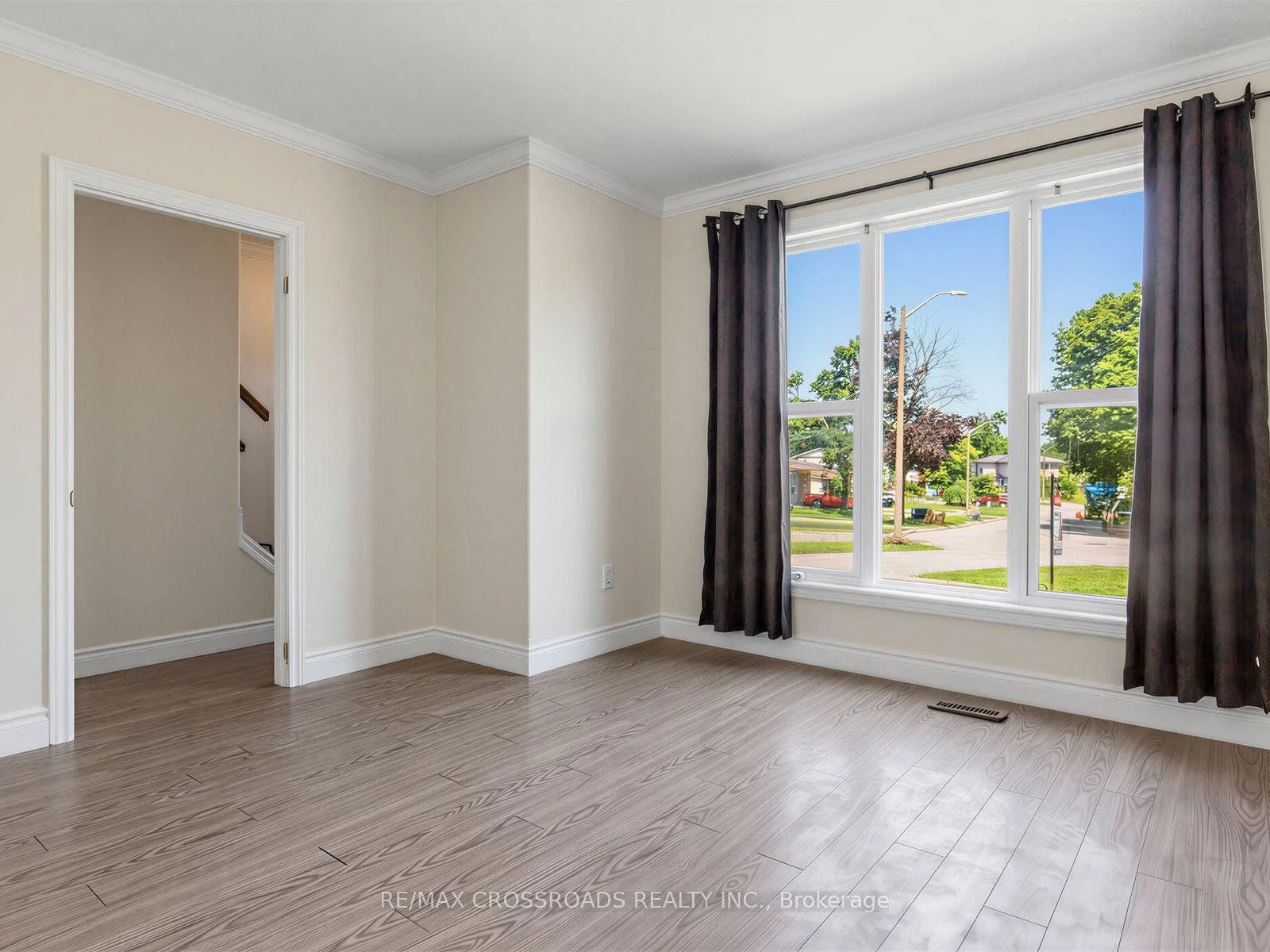 Photo 8 of 59 Chaucer Crescent, Barrie, Letitia Heights — HOMEH