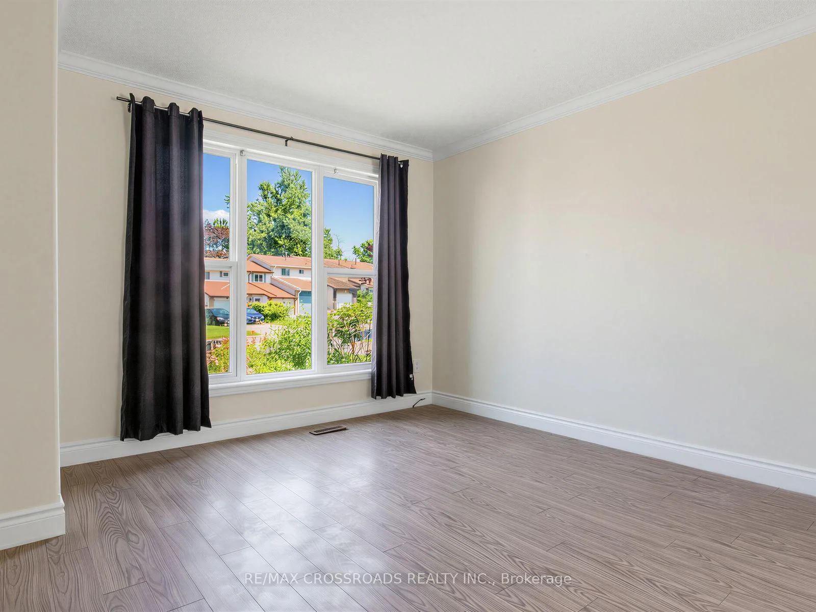 Photo 10 of 59 Chaucer Crescent, Barrie, Letitia Heights — HOMEH