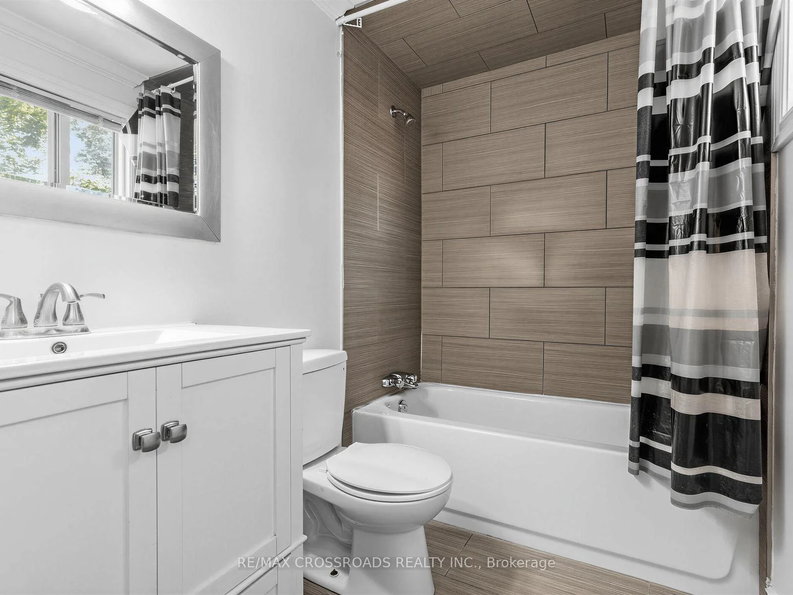 Photo 42 of 59 Chaucer Crescent, Barrie, Letitia Heights — HOMEH